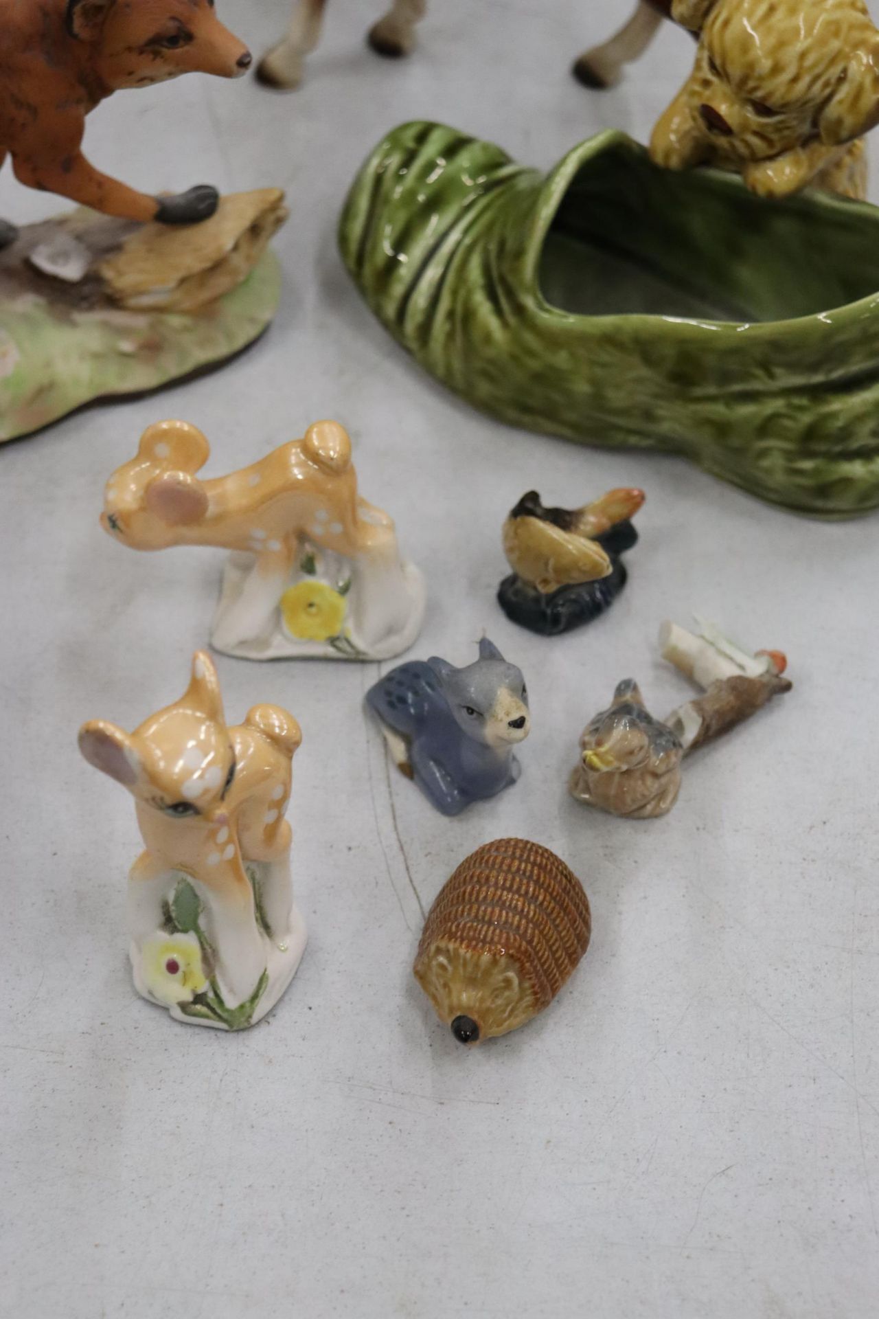 A COLLECTION OF CERAMIC ANIMALS AND FIGURES TO INCLUDE A SYLVAC DOG WITH SLIPPER, CONTINENTAL - Image 2 of 12