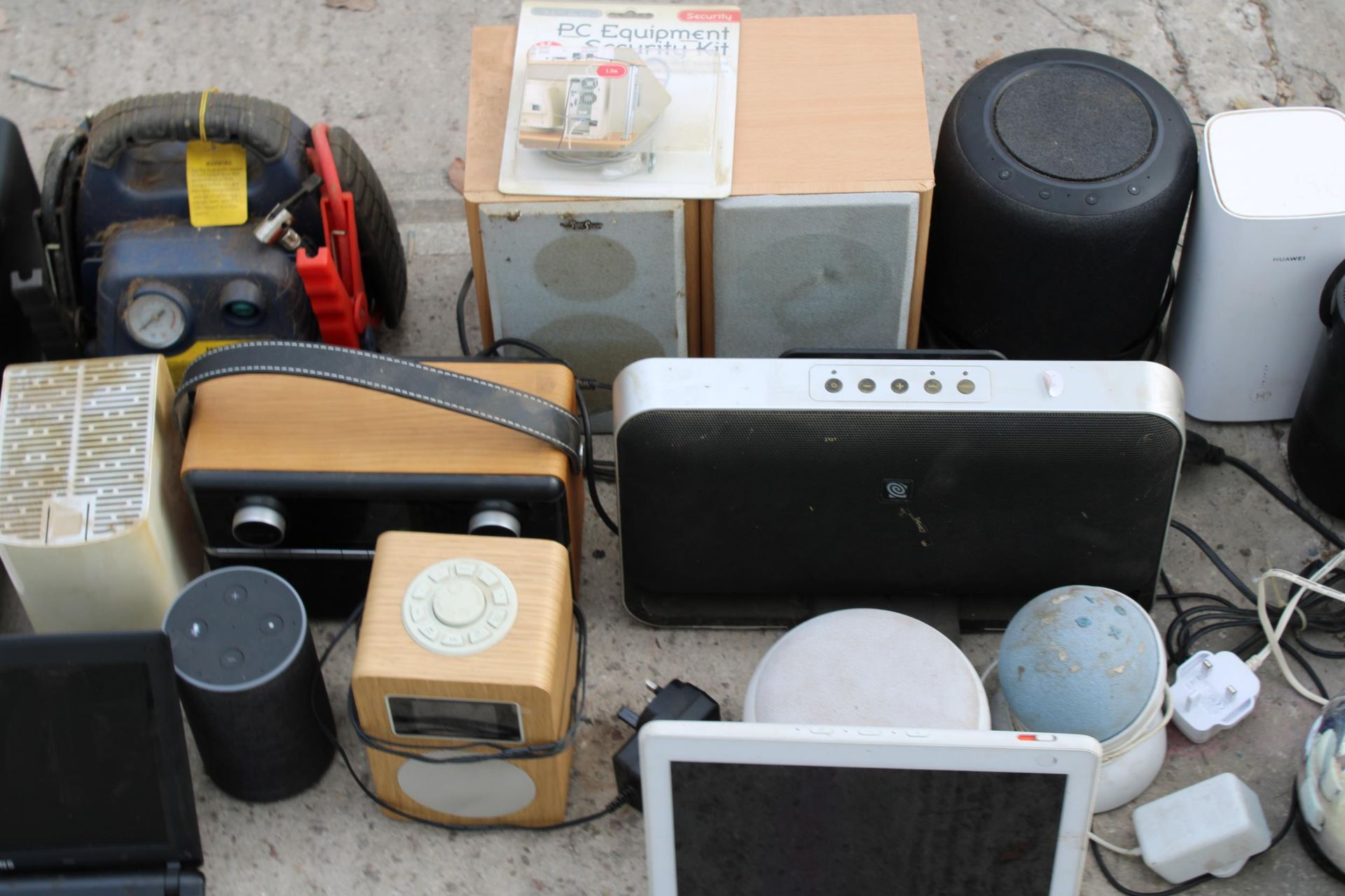A LARGE COLLECTION OF ELECTRICAL ITEMS TO INCLUDE A SAMSUNG LAPTOP, RECORD PLAYERS, ETC - Image 3 of 4