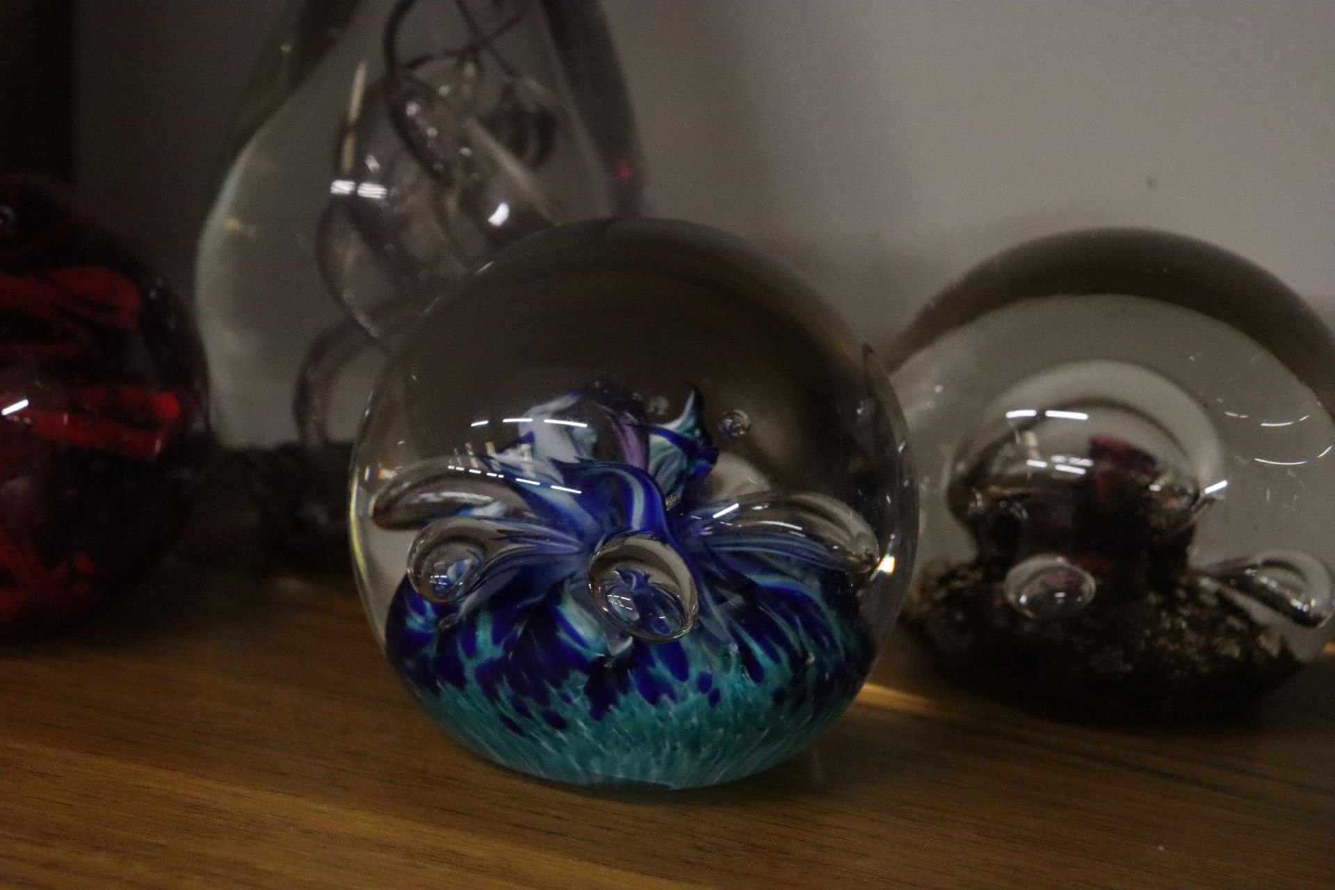 FIVE GLASS PAPERWEIGHTS TO INCLUDE WEDGWOOD AND SELKIRK GLASS - Image 2 of 5