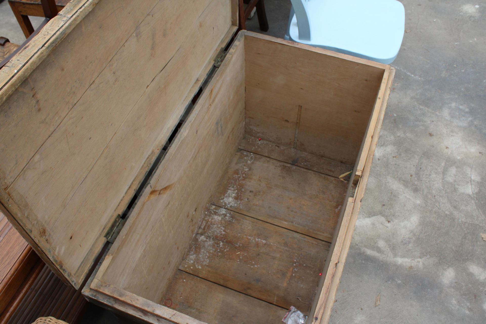 A VICTORIAN PINE AND BEECH BLANKET CHEST WITH ROPE HANDLES 37" X 19" - Image 2 of 2