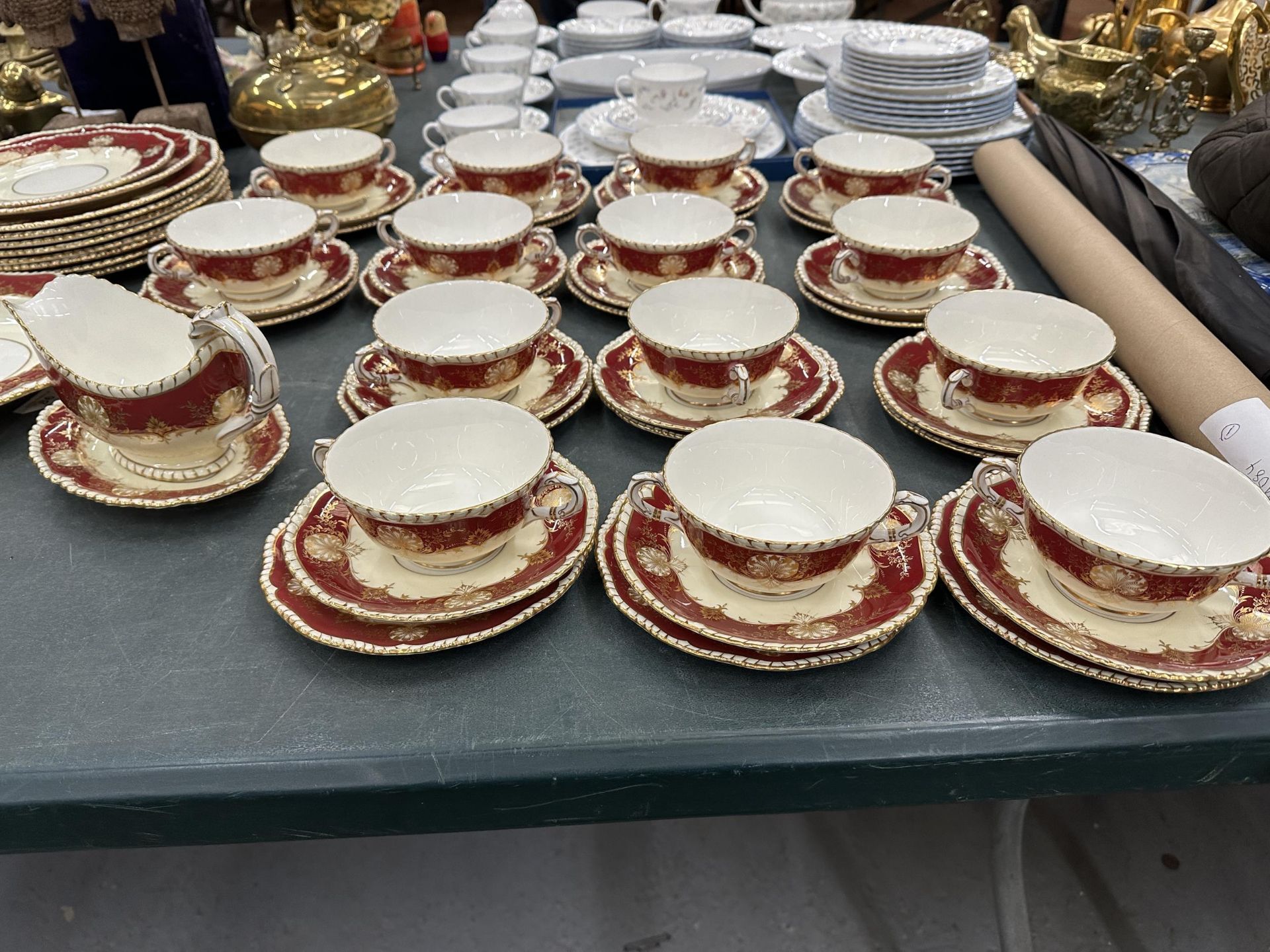 AN EIGHTY EIGHT PIECE ROYAL WORCESTER HATFIELD RED DINNER SERVICE GOLD SHELLS AND LEAVES WITH A - Bild 2 aus 10