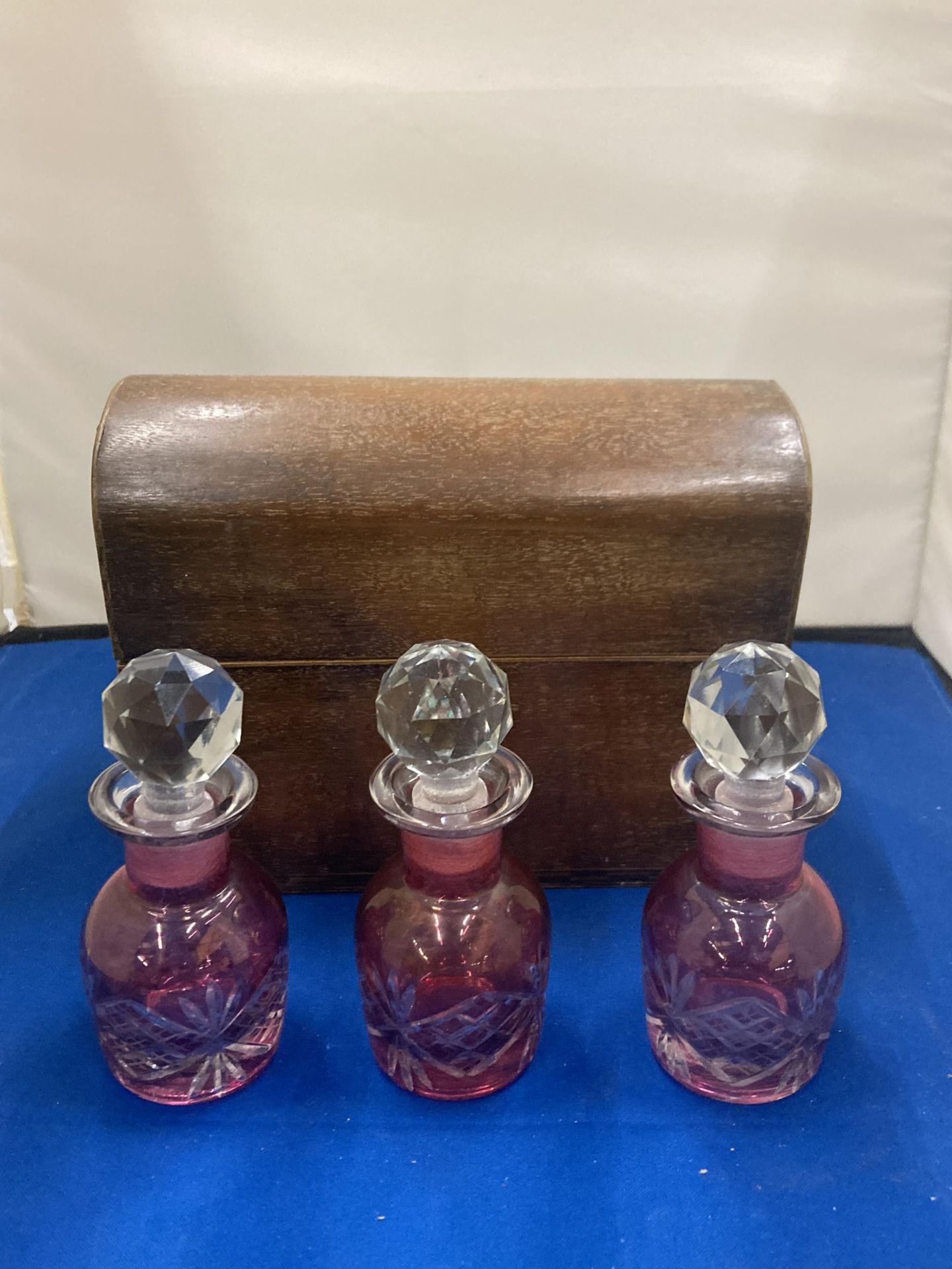 A VINTAGE LINED WOODEN CHEST WITH THREE CRANBERRY GLASS BOTTLES COMPLETE WITH KEY - Image 2 of 5