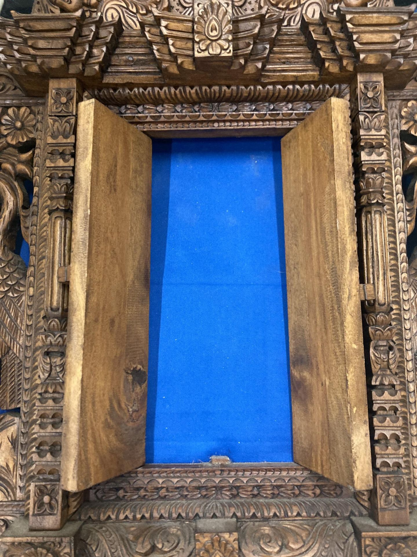 A HEAVILY CARVED ASTAMANGAL DOOR FRAME WALL HANGING - Image 4 of 5