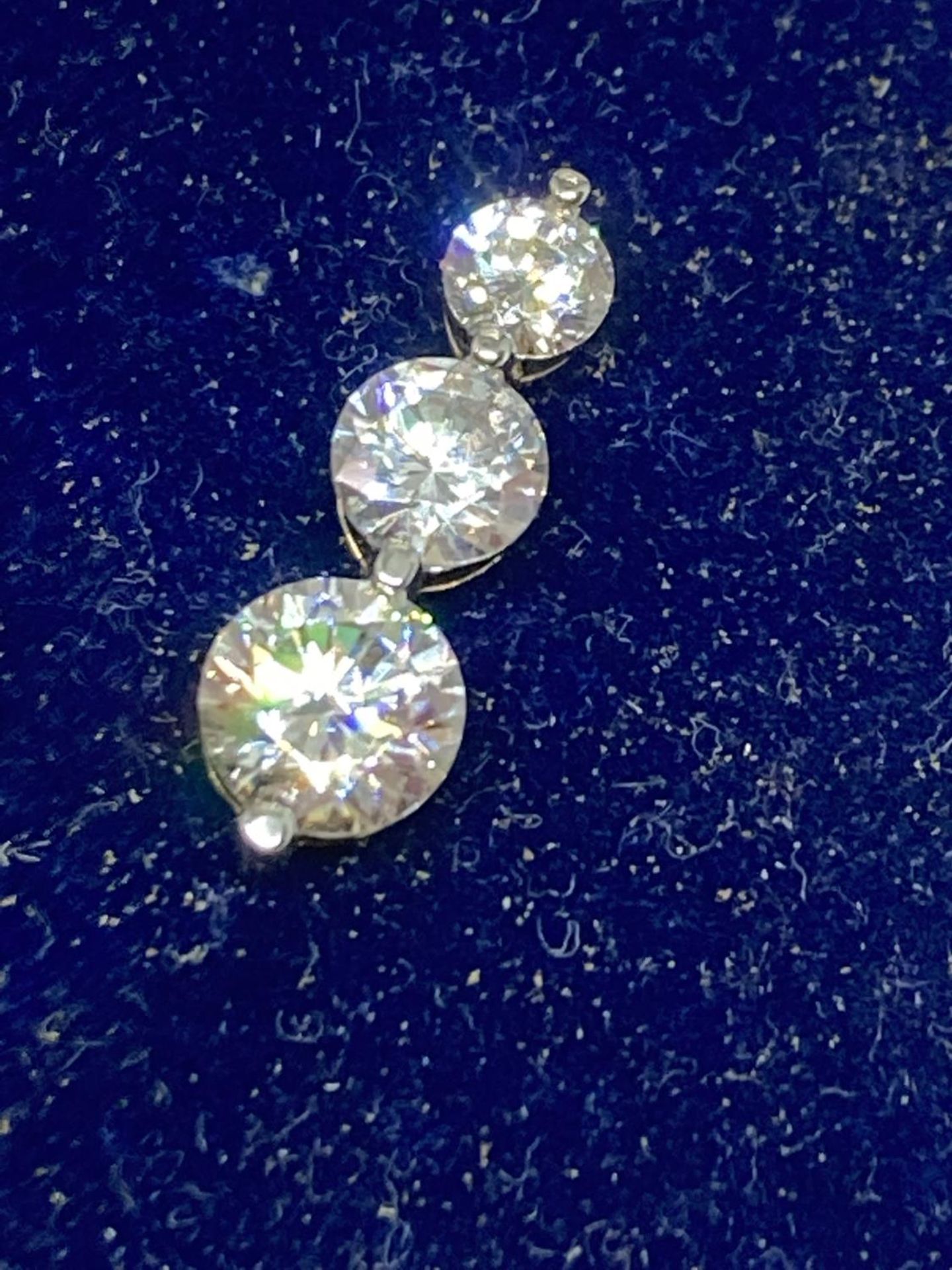 A SILVER CUBIC ZIRCONIA PENDANT AND EARRING SET IN A PRESENTATION BOX - Image 3 of 3