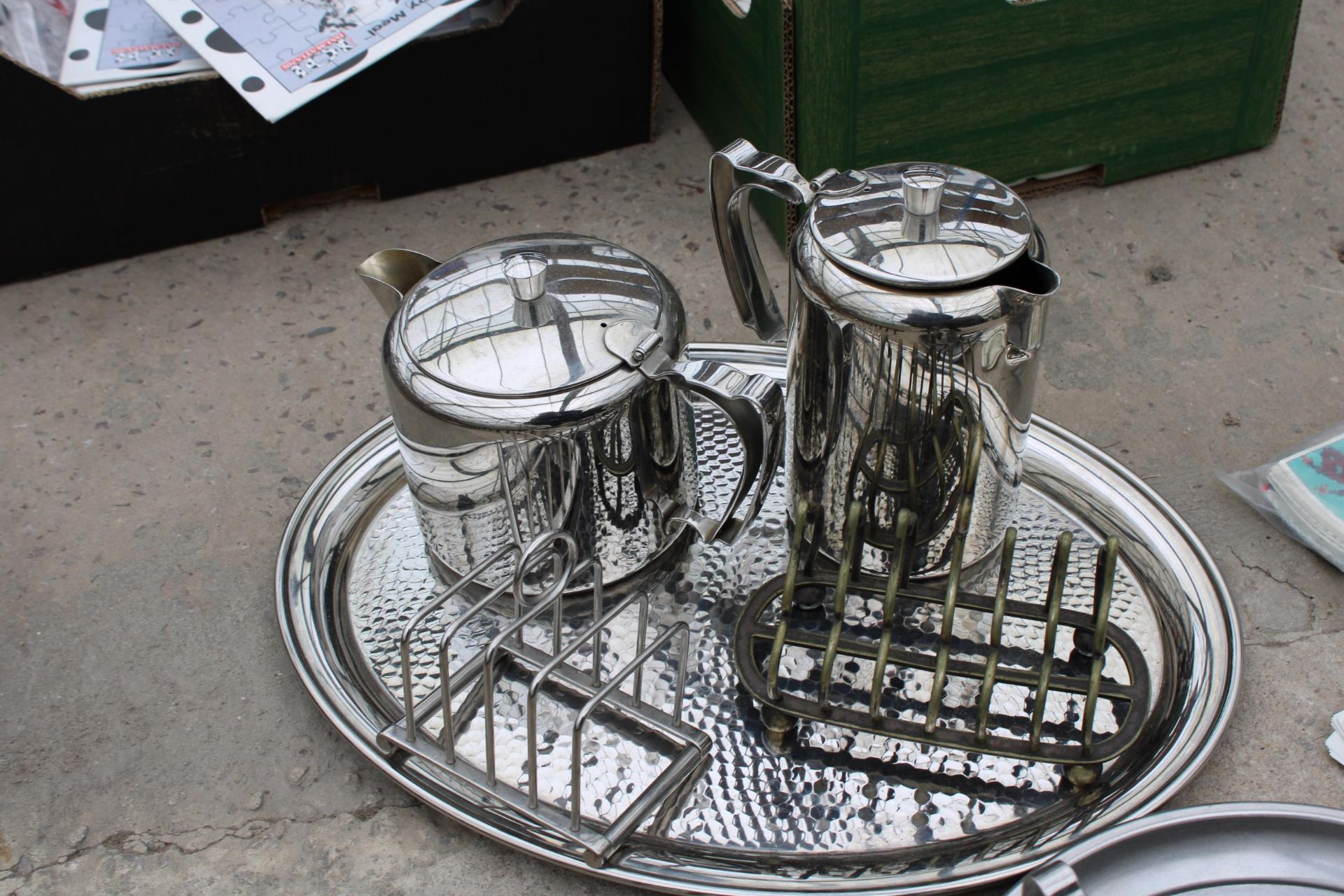 A COLLECTION OF ITEMS TO INCLUDE STAINLESS STEEL TEAPOT, TRAYS AND TOAST RACKS ETC - Image 2 of 2