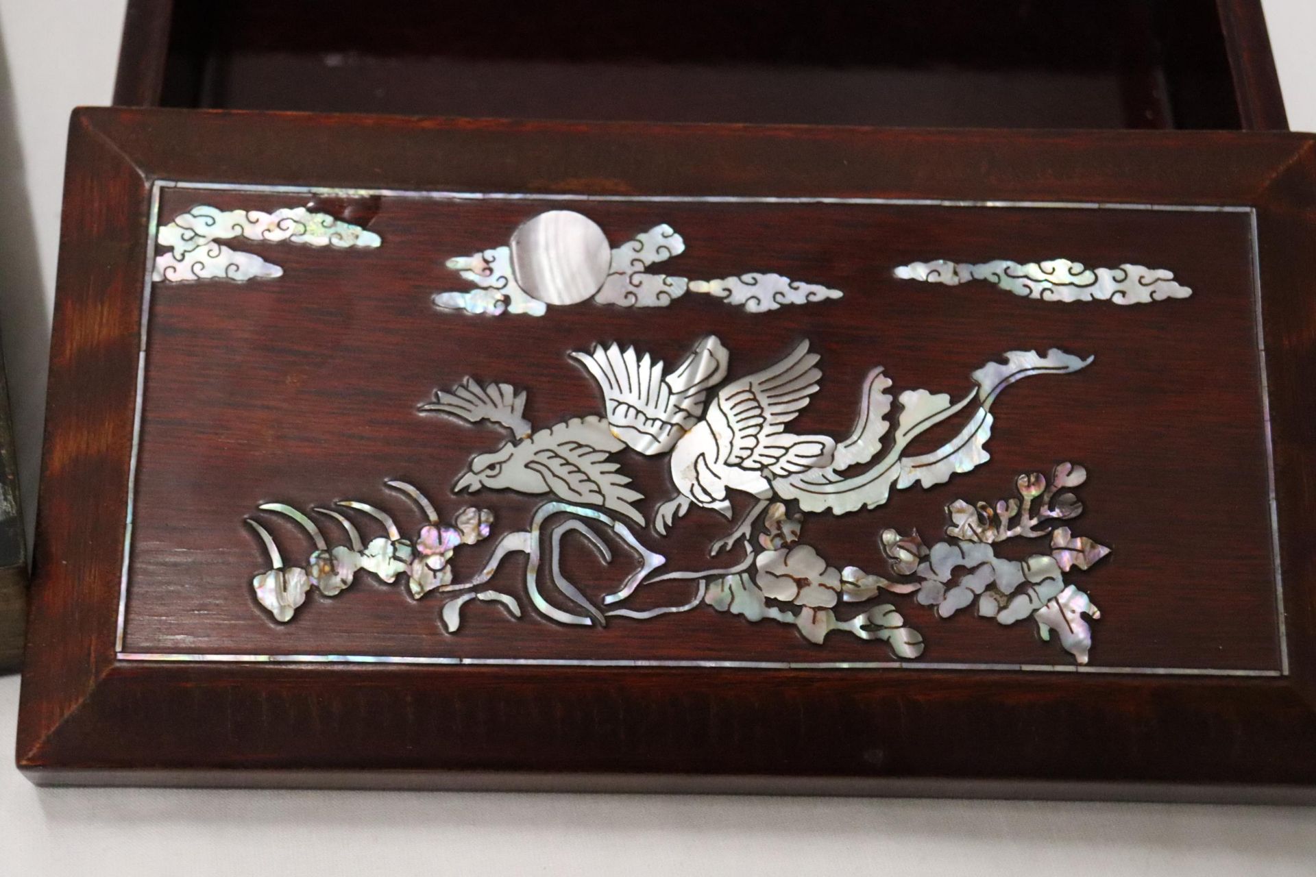 A VINTAGE OAK BOX WITH BRASS ESCUTCHEON, PLUS AN ORIENTAL STYLE WITH MOTHER OF PEARL DECORATION - Bild 2 aus 5