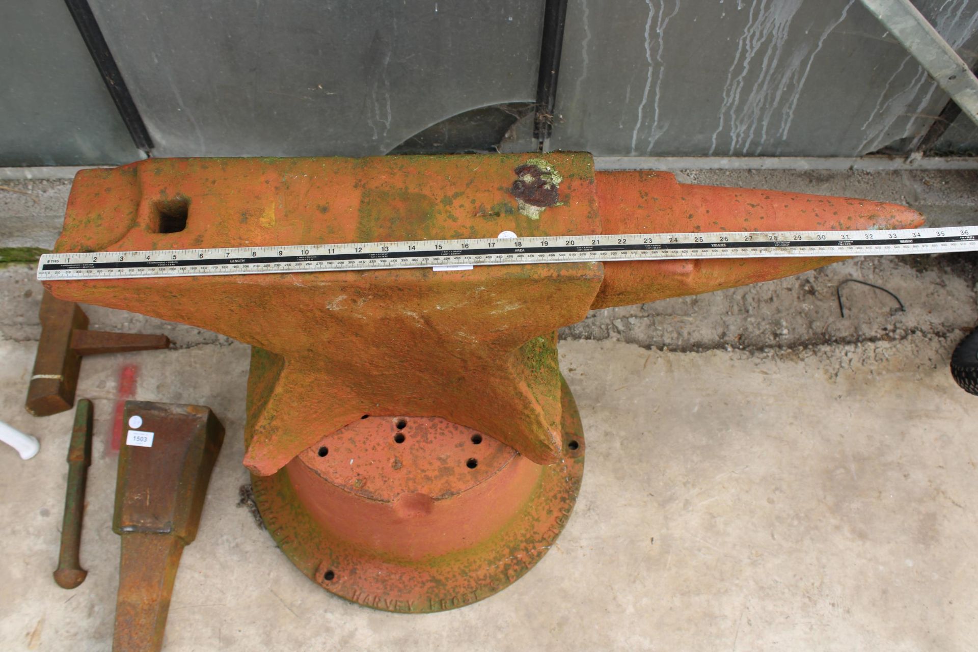 A LARGE HEAVY DUTY BLACKSMITHS ANVIL WITH CIRCULAR BASE (H:66CM L:89CM) - Image 4 of 7