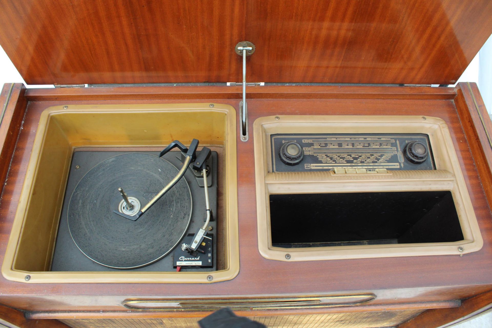 A VINTAGE MID CENTURY REGENTONE RADIOGRAM WITH A GARRARD DECK - Image 2 of 6