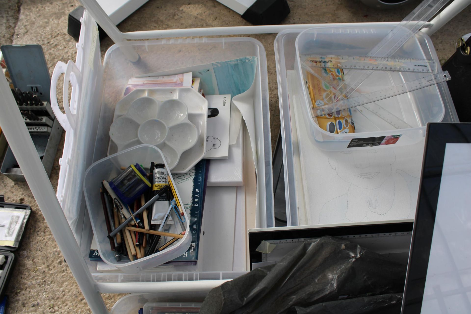 A LARGE ASSORTMENT OF ARTISTS ITEMS TO INCLUDE PENCILS, DRAWINGS AND A DRAWING STAND ETC - Image 5 of 7