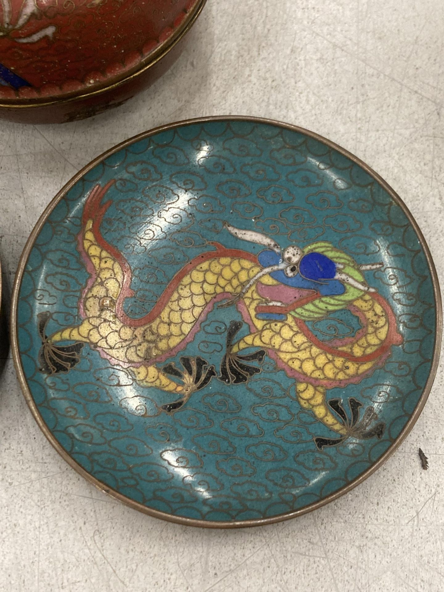 THREE CLOISONNE ITEMS WITH DRAGON DETAIL TO INCLUDE TWO PIN TRAYS AND A TRINKET BOX - Image 3 of 4