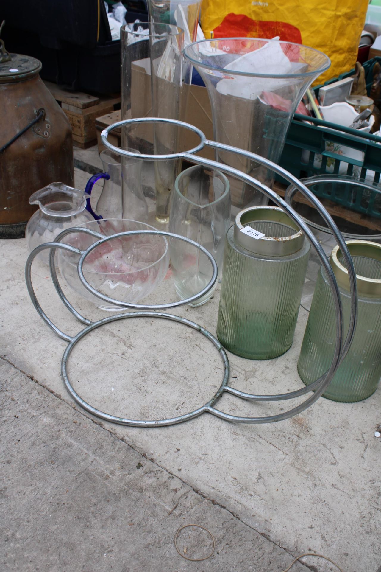 AN ASSORTMENT OF GLASS VASES AND A METAL STAND - Image 3 of 4