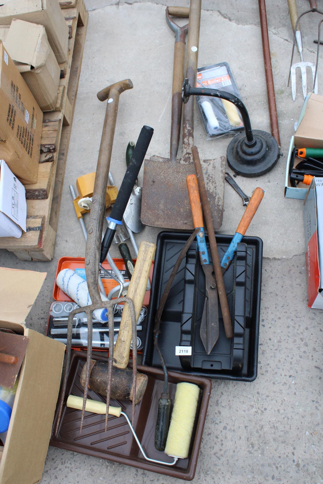 AN ASSORTMENT OF TOOLS TO INCLUDE A SPADE, A SHOVEL AND HAND TOOLS ETC - Image 2 of 5