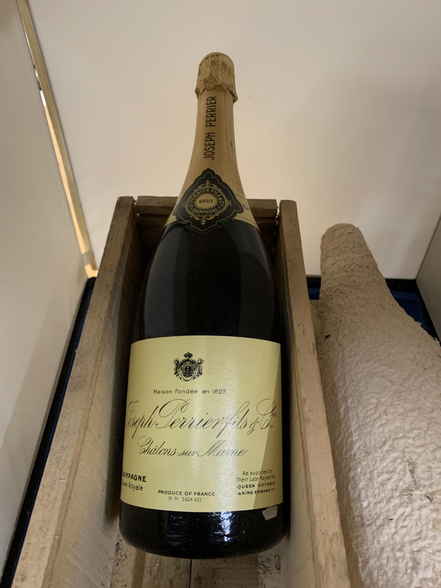 A MAGNUM OF JOSEPH PERRIERFILS & CO CHALONS SUR MAINE CHAMPAGNE WITH BOTTLE PROTECTOR IN AN ORIGINAL - Bild 2 aus 5