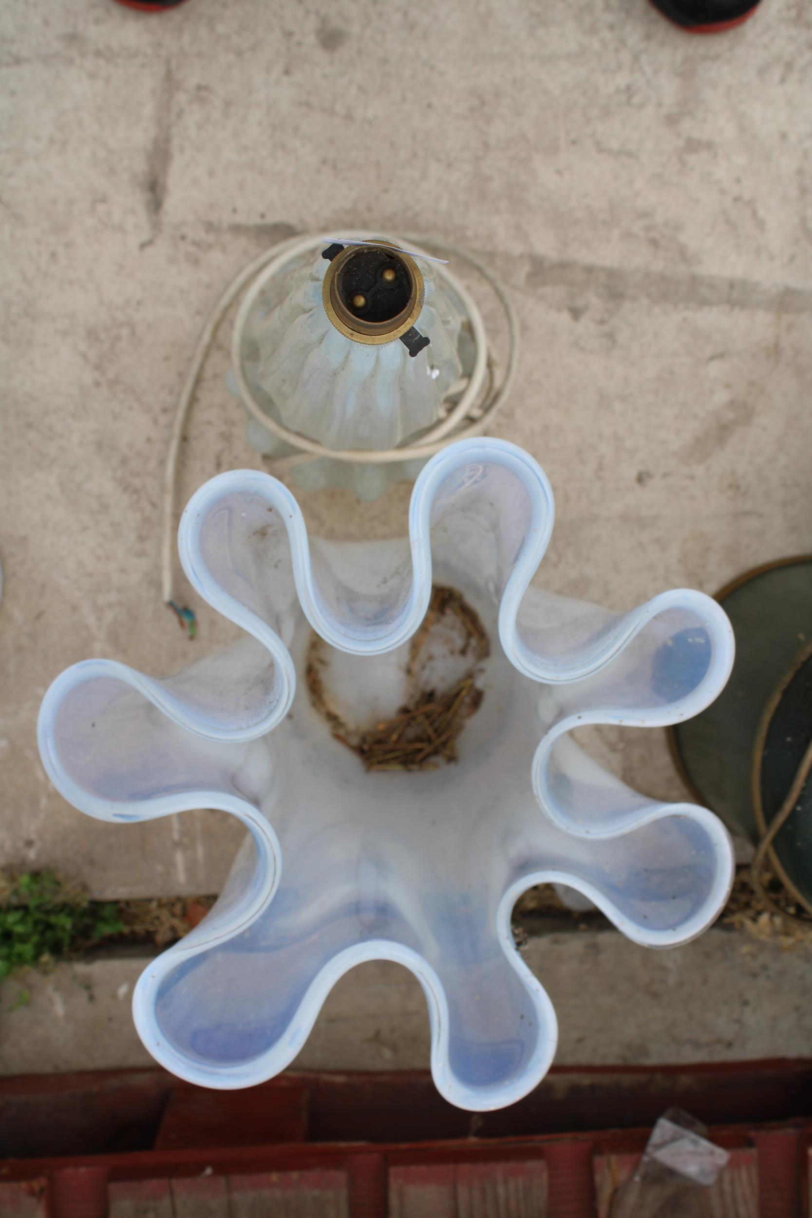 A DECORATIVE GLASS TABLE LAMP AND A FURTHER DECORATIVE GLASS VASE - Image 2 of 3