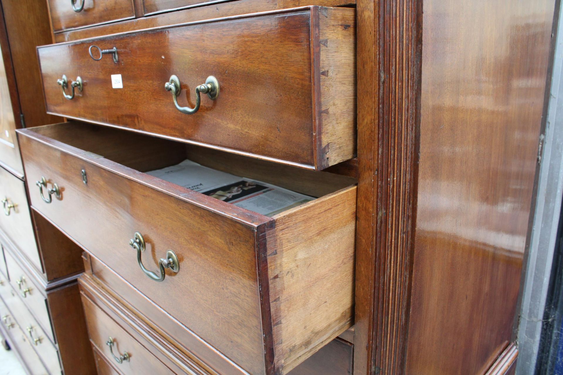 A 19TH CENTURY MAHOGANY AND INLAID CHEST ON CHEST WITH FOLD DOWN FLAP BEING TWO SHAM DRAWERS AND - Bild 5 aus 6