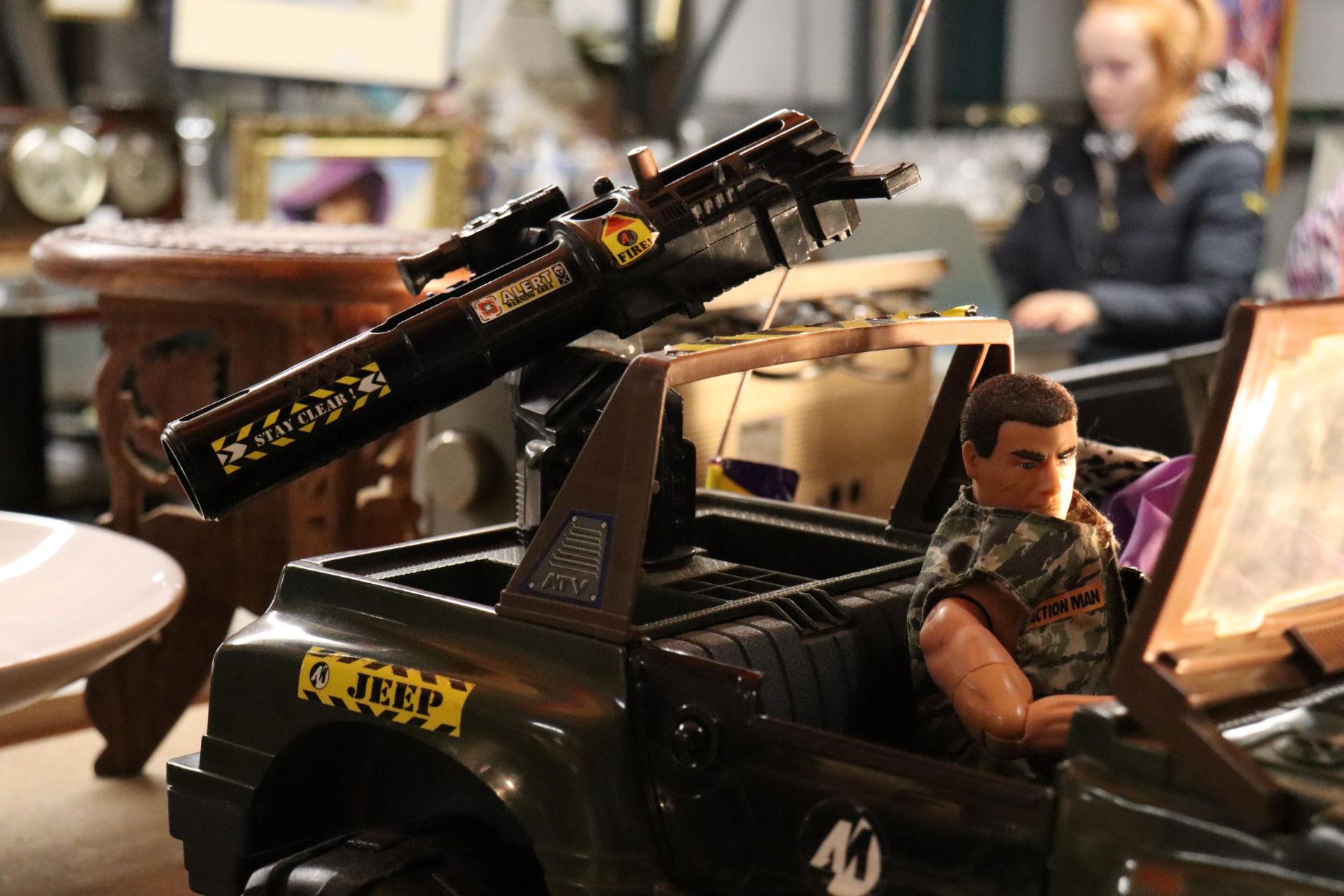 A COLLECTION OF ACTION MAN ITEMS TO INCLUDE FIVE FIGURES, A MILITARY JEEP AND A LARGE QUANTITY OF - Image 5 of 9