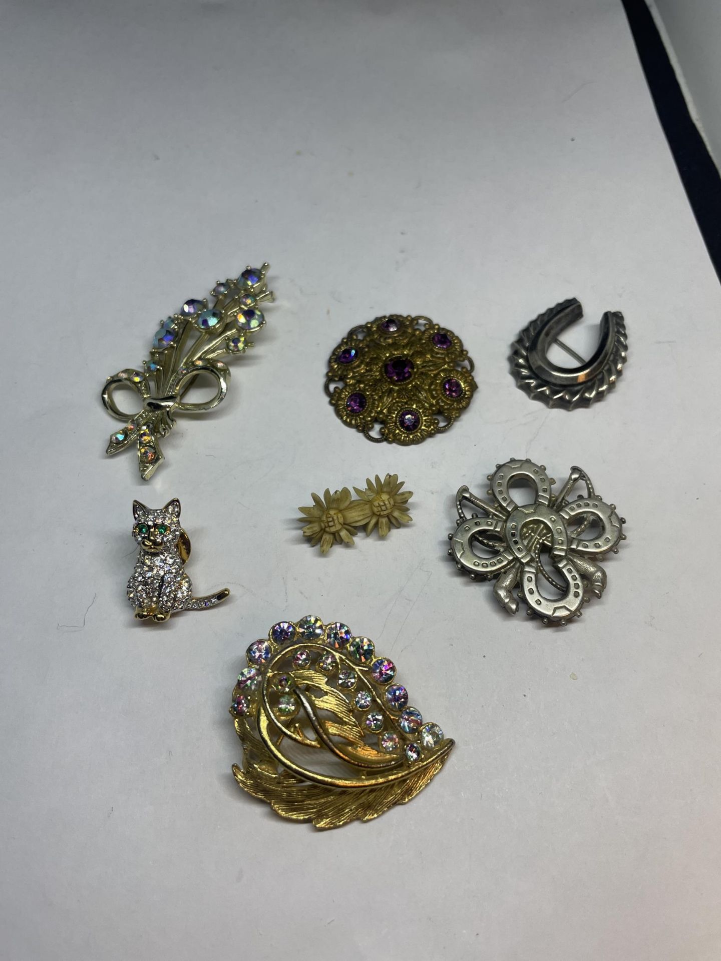 SEVEN VINTAGE BROOCHES