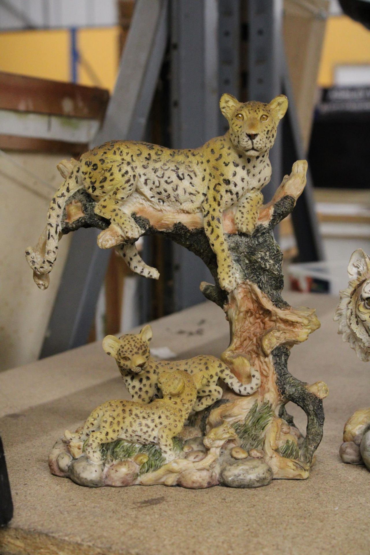 A MIXED LOT OF CERAMICS TO INCLUDE BESWICK CORGI FIGURINE (A/F) PLUS TWO TIGER AND LEOPARD - Image 4 of 5