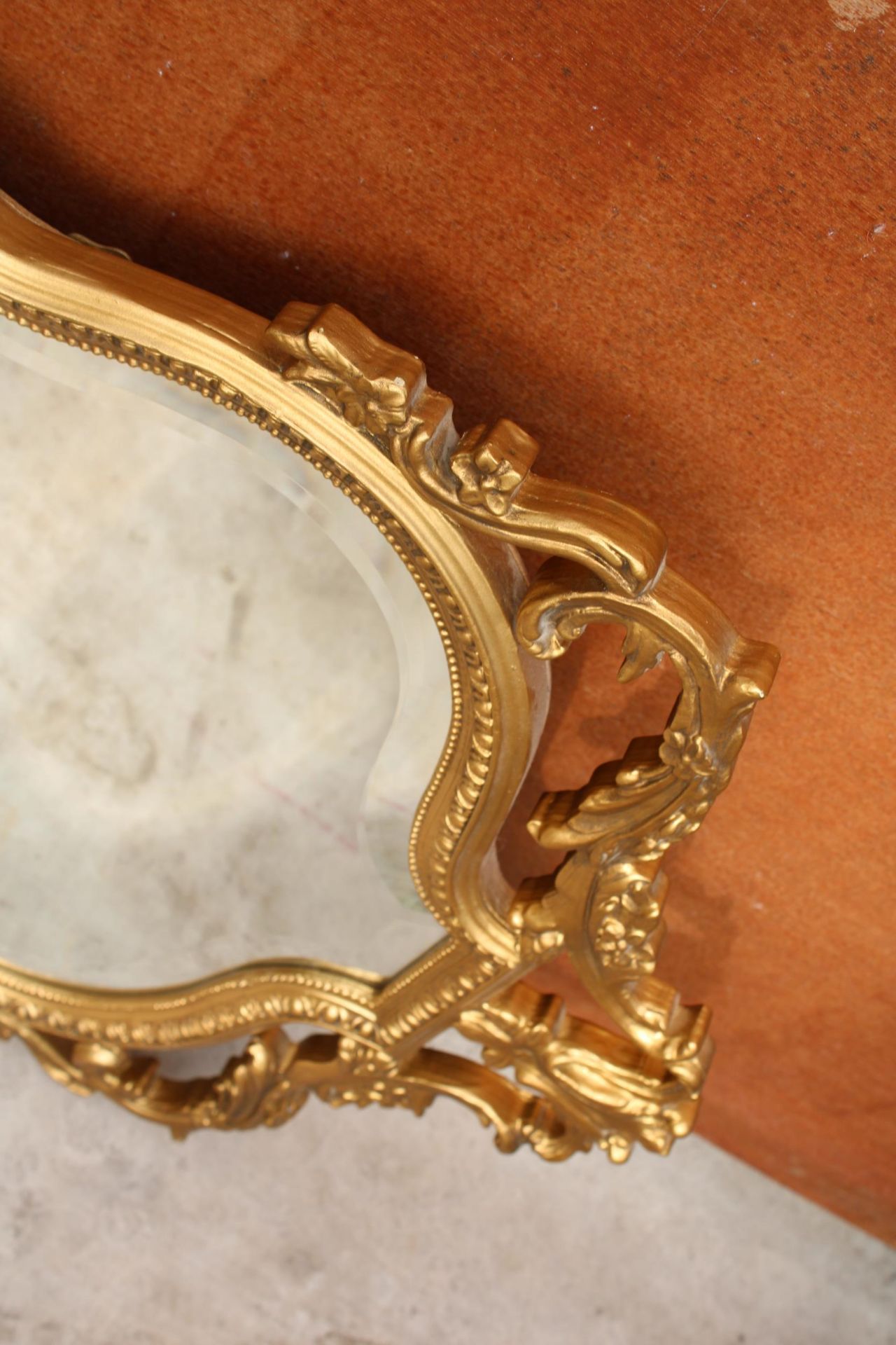 A 19TH CENTURY GILT EFFECT BEVEL EDGE WALL MIRROR, 37" X 21" - Image 3 of 4
