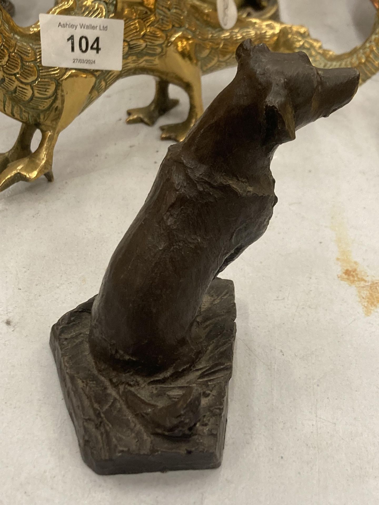 A STONE FIGURE OF A DOG WITH A BRONZED FINISH, HEIGHT 10CM - Image 2 of 4