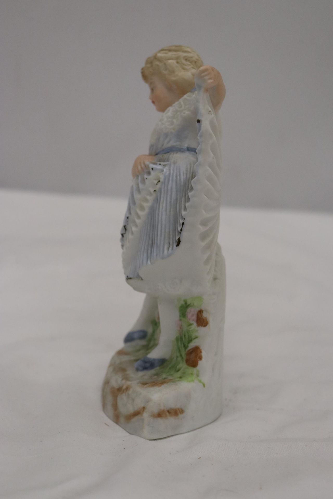 A BISQUE FIGURE OF A YOUNG LADY, MARKED TO THE BASE - Bild 4 aus 6