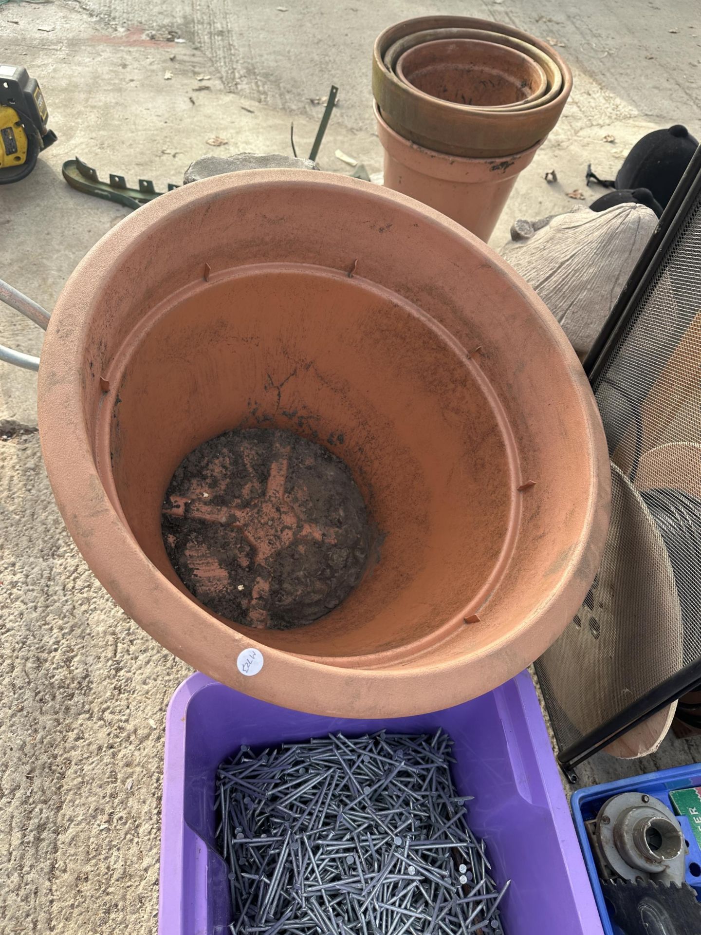 A LARGE QUANTITY OF ASSORTED NAILS AND A LARGE PLASTIC PLANT POT - Image 3 of 3