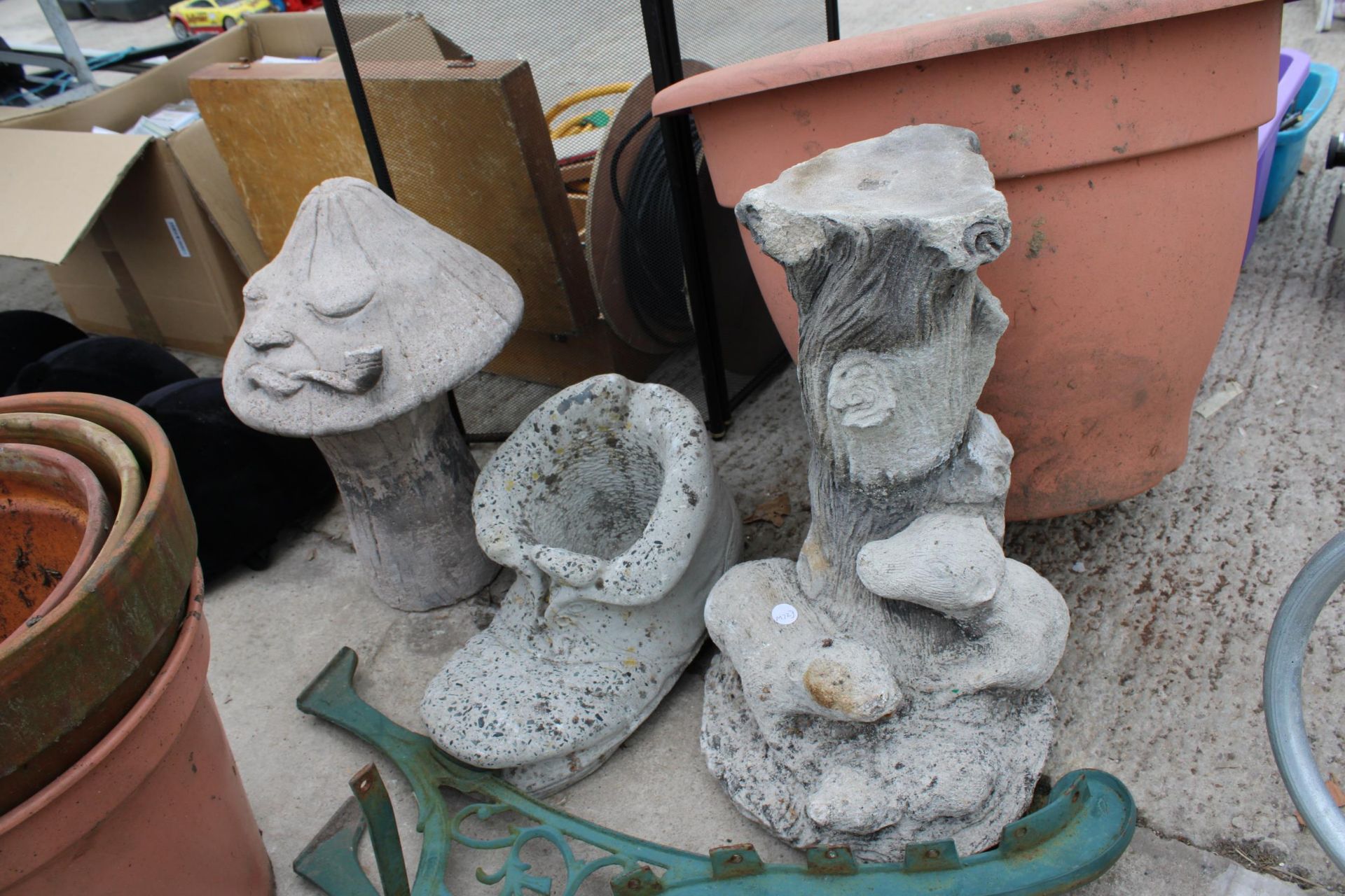 AN ASSORTMENT OF GARDEN ITEMS TO INCLUDE CAST BENCH ENDS, TERRACOTTA POTS AND CONCRETE FIGURES ETC - Image 2 of 3