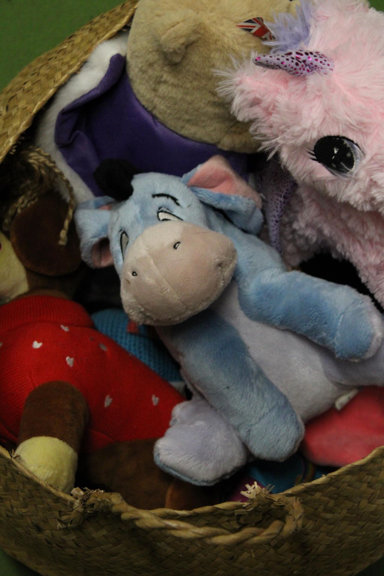 A BASKET CONTAINING A QUANTITY OF SOFT TOYS SOME WITH TAGS - Bild 5 aus 6