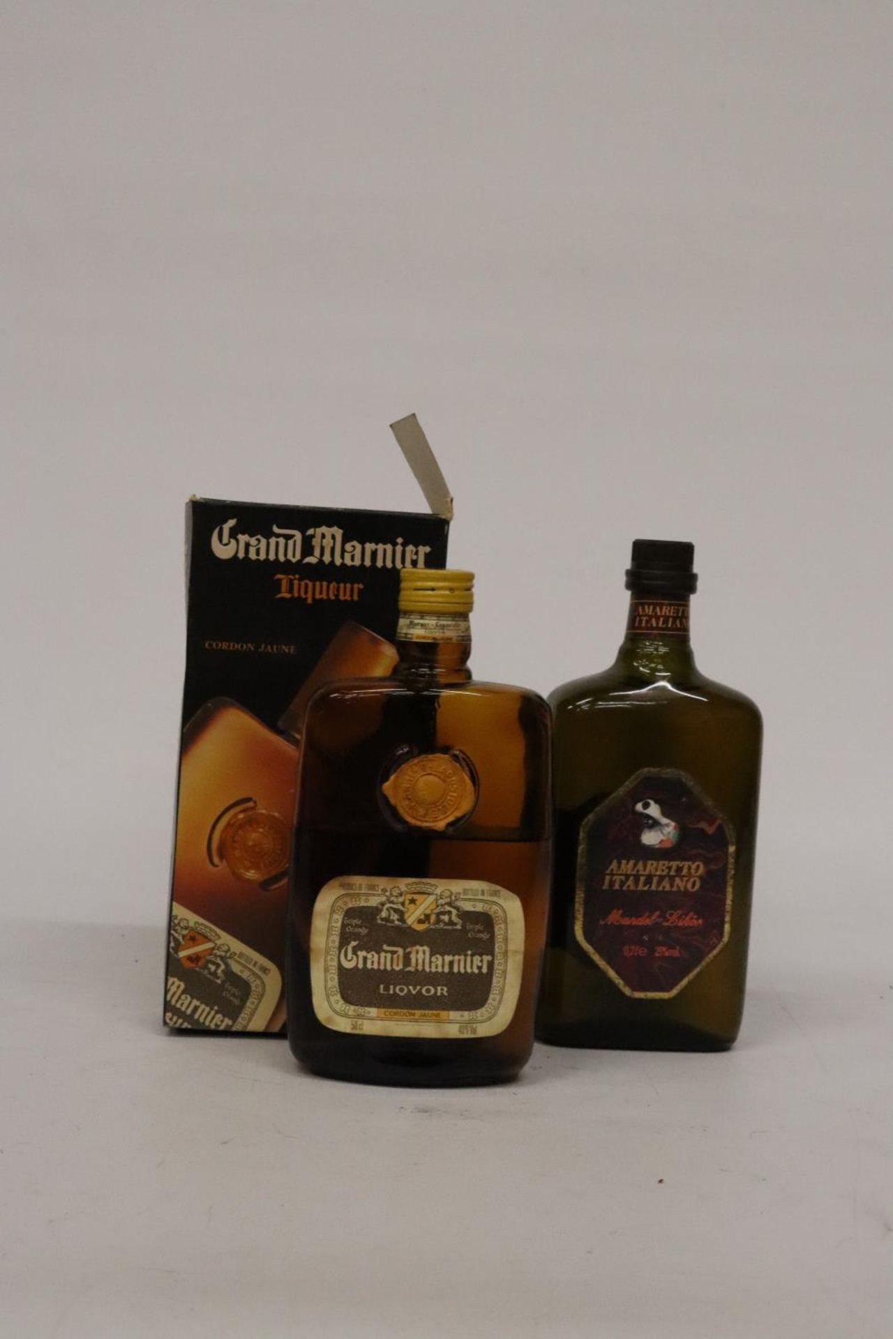 A 50CL BOTTLE OF GRAND MARNIER LIQUOR WITH BOX AND A 70CL BOTTLE OF AMARETTO ITALIANO