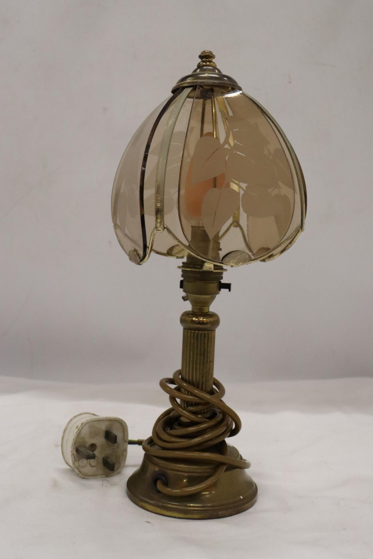 A VINTAGE FOUR PANEL SHADED BRASS LAMP (WORKING AT TIME OF CATALOGING) NO WARRANTIES GIVEN - Bild 4 aus 7