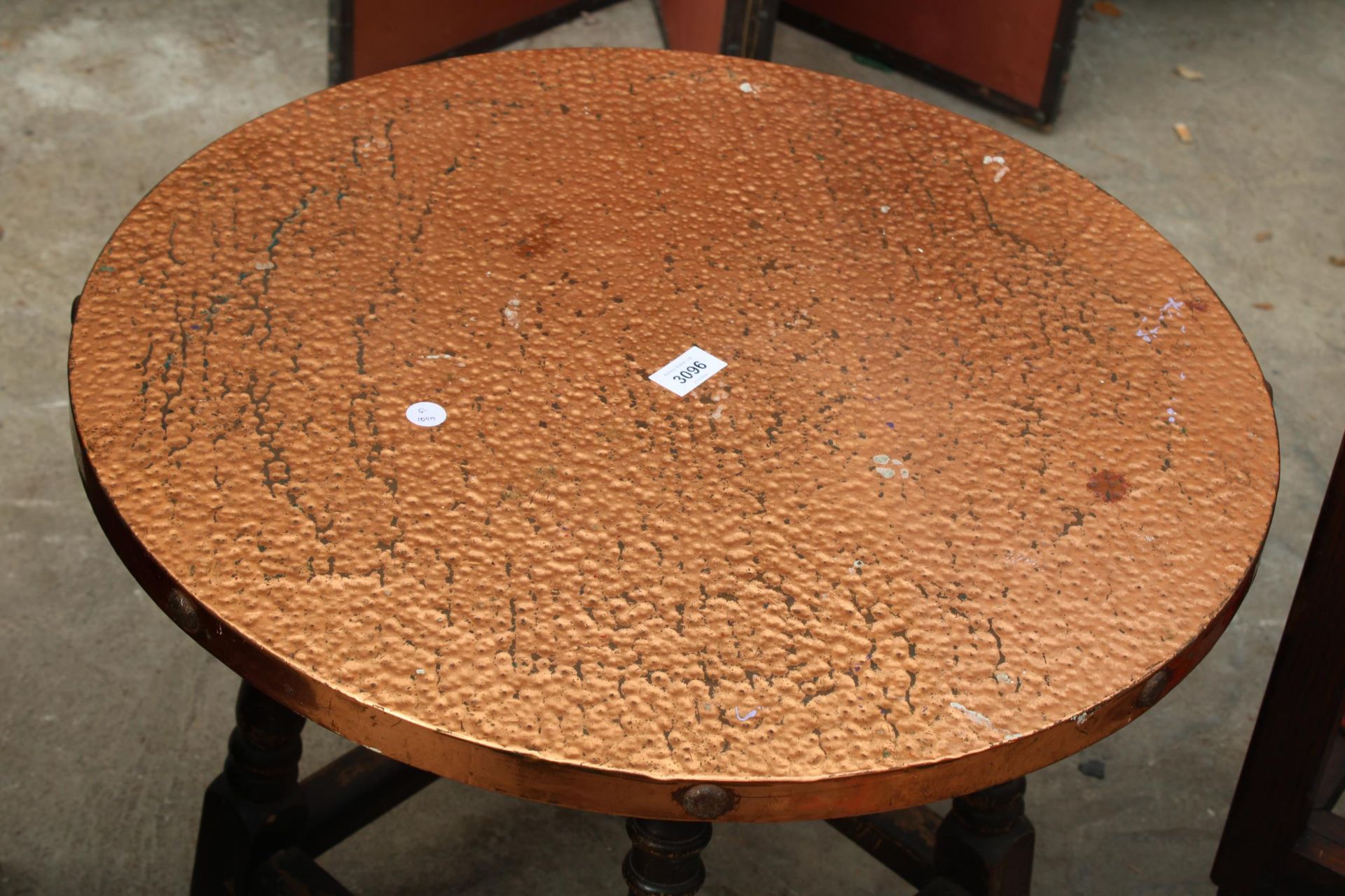 A COPPER TOP COFFEE TABLE 23.5" DIAMETER - Image 2 of 2