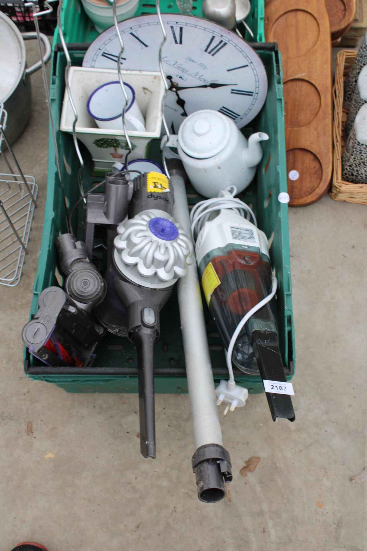 AN ASSORTMENT OF ITEMS TO INCLUDE A SHELVING RACK, A COOKING POT AND HARDWARE ETC - Image 5 of 6