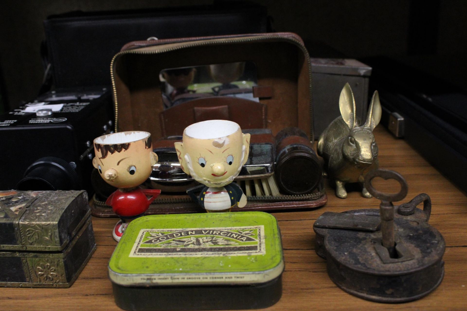 A MIXED LOT TO INCLUDE A VINTAGE DIGESTIVE BISCUIT TIN, TWO NODDY AND BIG EARS EGG CUP HOLDERS, A - Image 3 of 4