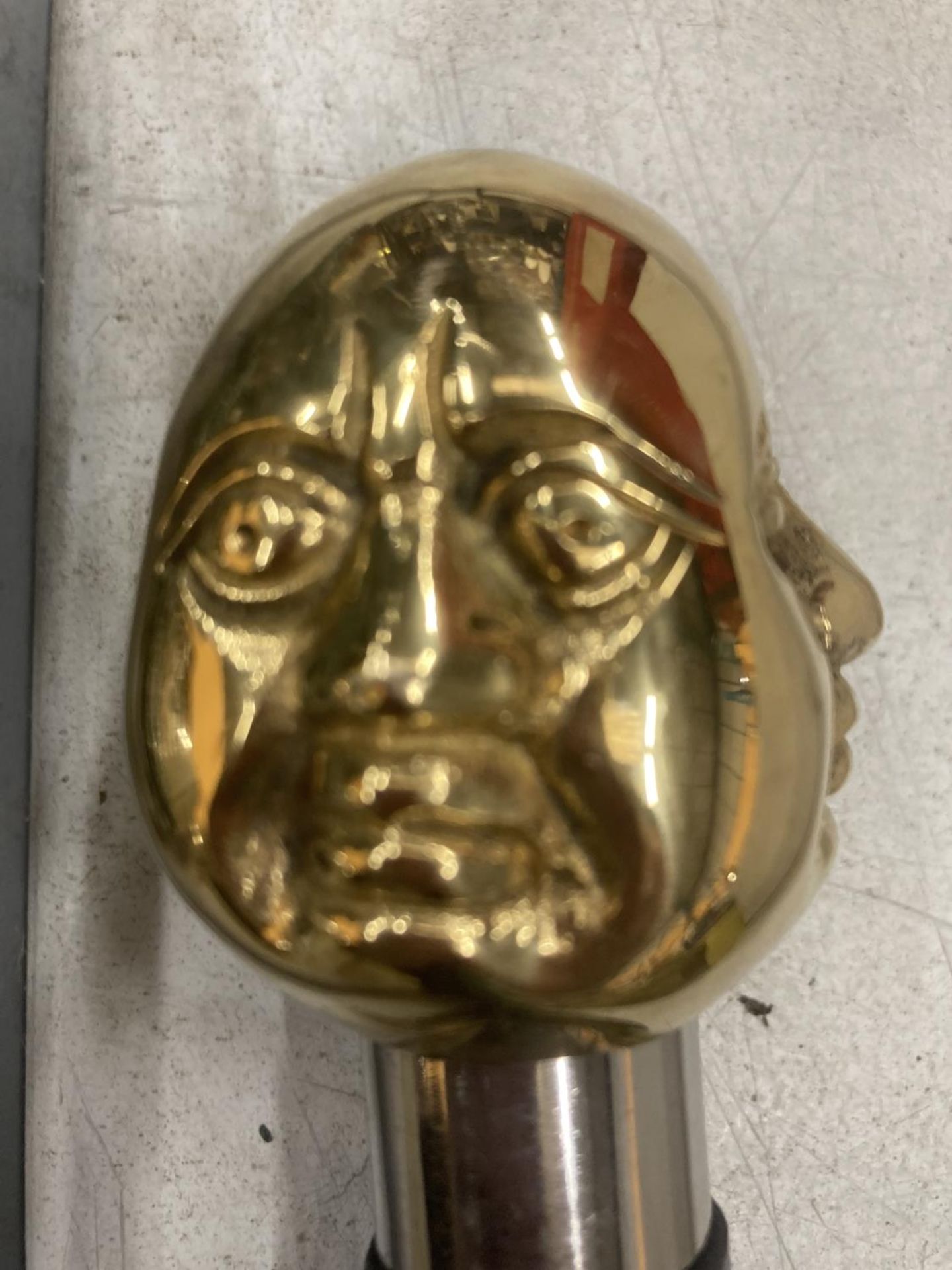 A BRASS FOUR FACED BUDDHA HANDLE WALKING STICK - Image 5 of 5