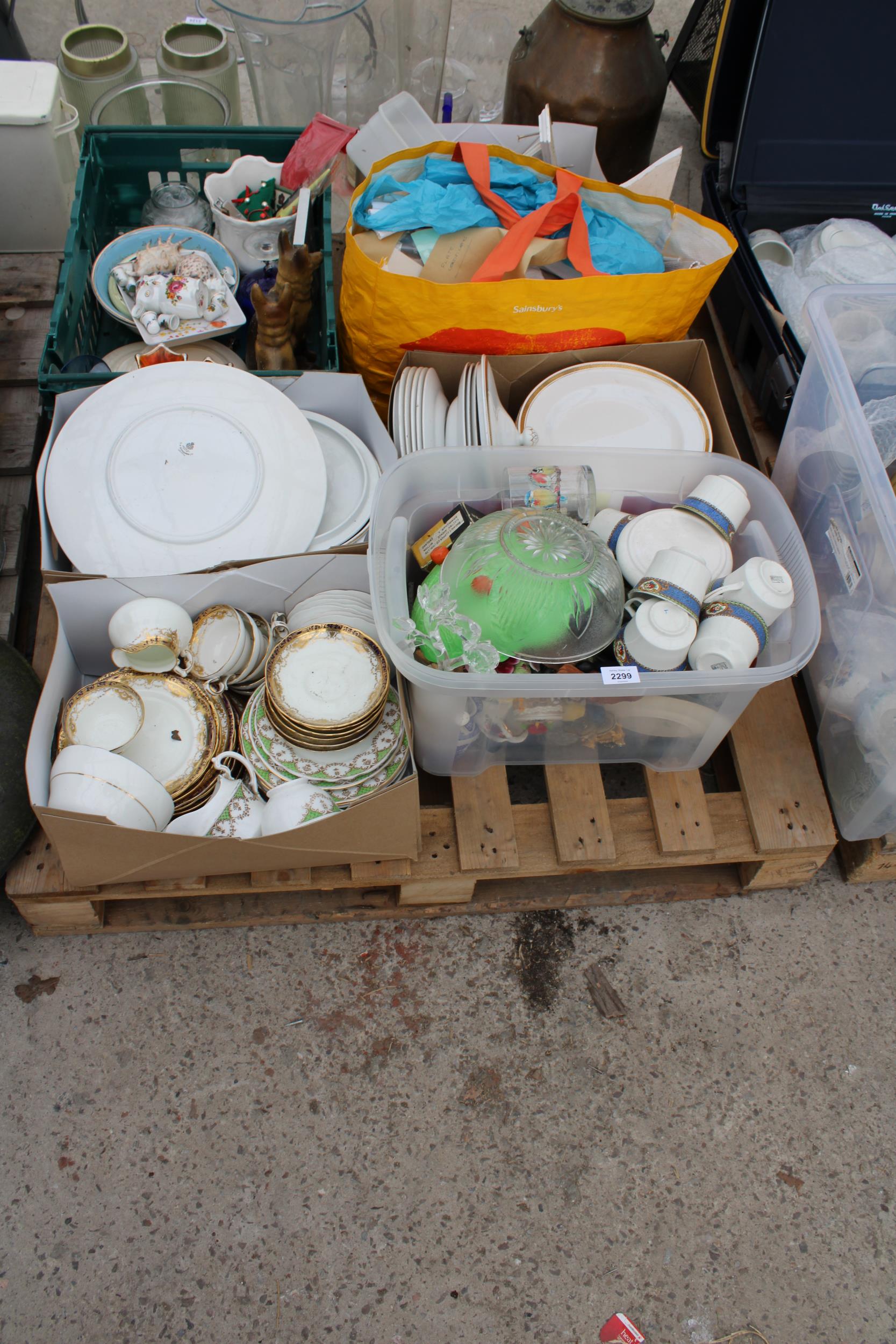 AN ASSORTMENT OF HOUSEHOLD CLEARANCE ITEMS