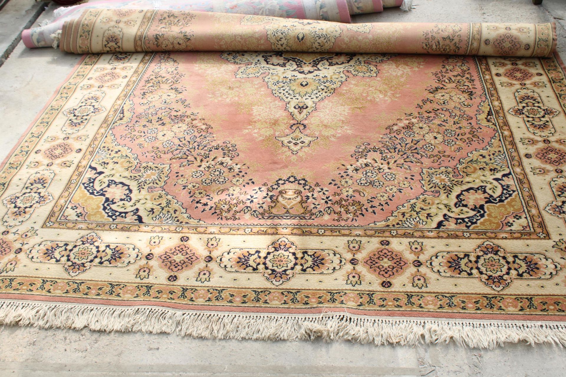 A YELLOW PATTERNED FRINGED RUG - Image 2 of 3