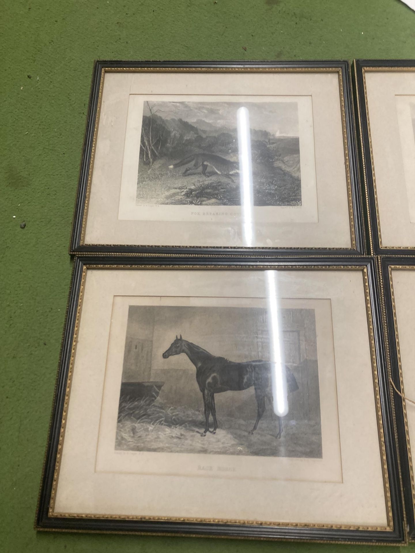 A SET OF FOUR HUNTING SCENCE RELATED ENGRAVED PRINTS TO INCLUDE, CLEARING THE FENCE, FOX BREAKING - Bild 2 aus 3