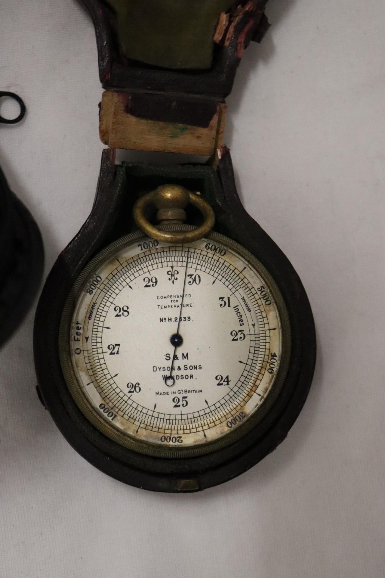 A VINTAGE COMPASS IN AN OAK CASE, A COMPENSATED FOR TEMPERATURE INSTUMENT, MADE BY S & M, DYSON & - Image 5 of 7