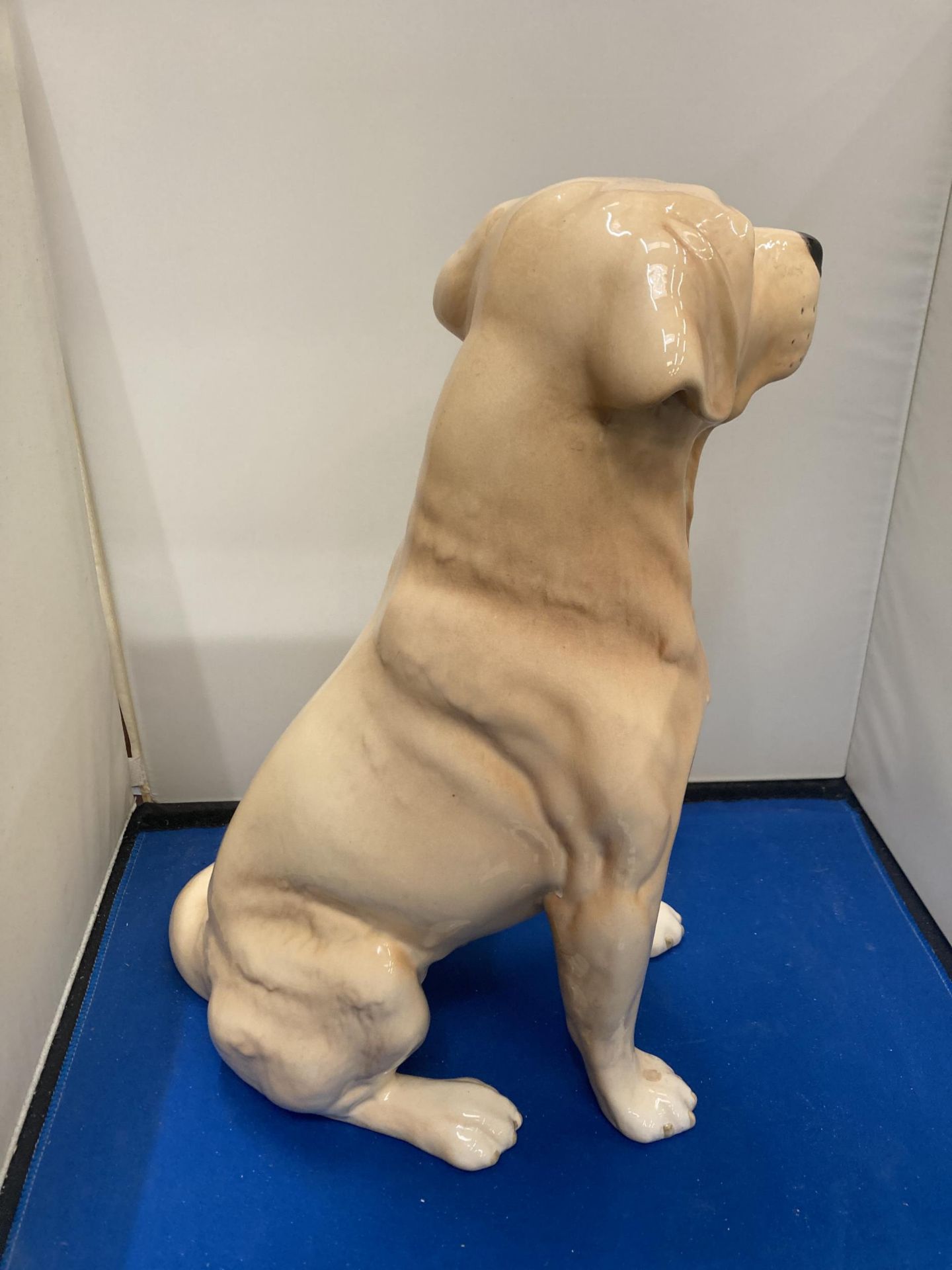 A LARGE BESWICK FIRESIDE GOLDEN LABRADOR NO 2314 APPROX 32CM TALL - Image 2 of 5
