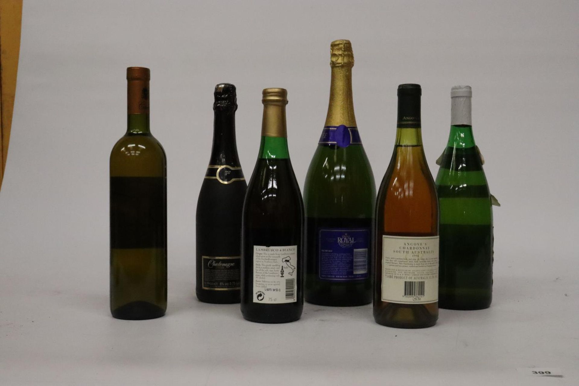 SIX BOTTLES OF WINE TO INCLUDE A CHARDONNAY AND A ROYAL PROSECCO ETC - Bild 3 aus 4