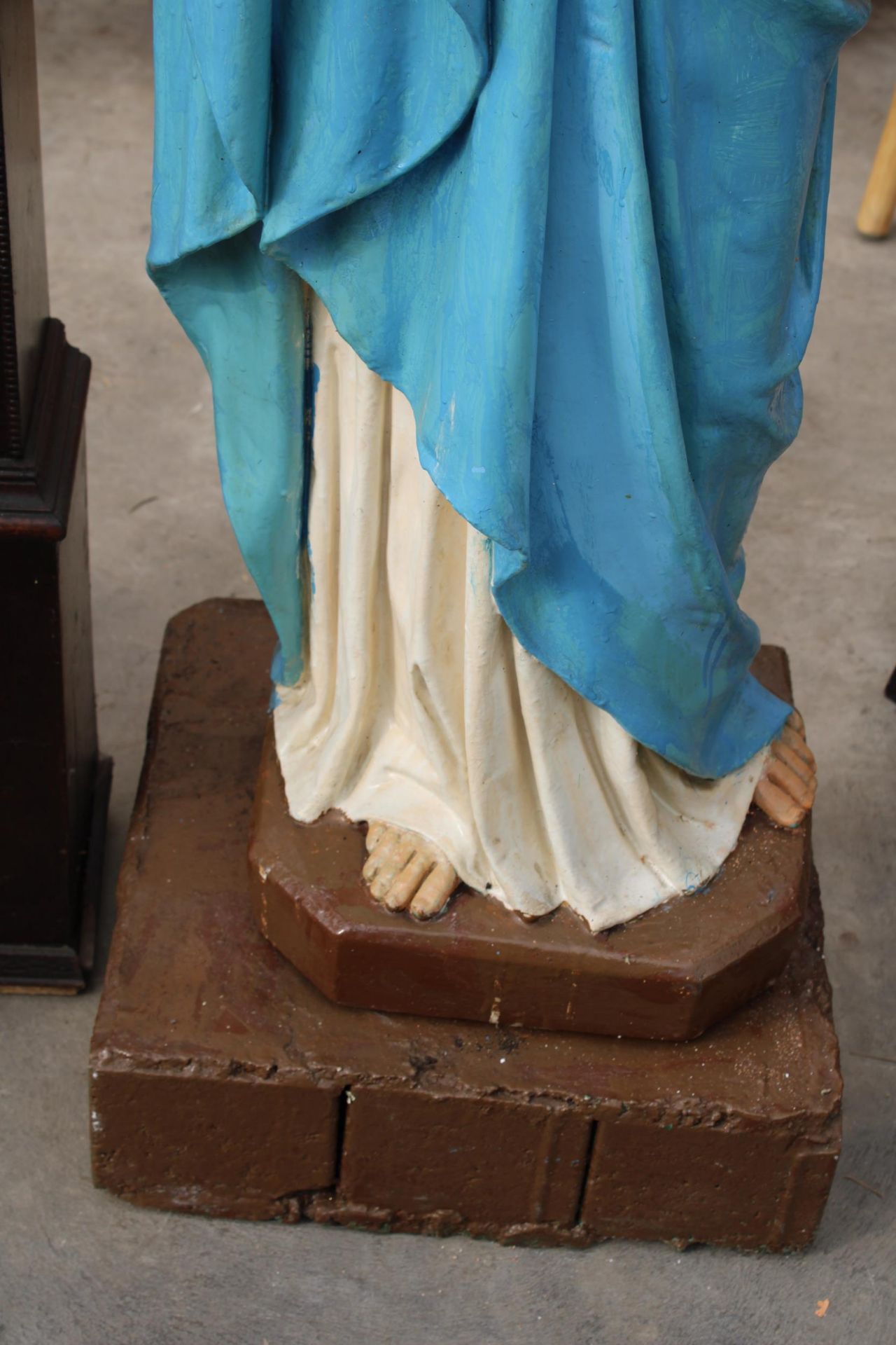 A LARGE PLASTER FIGURE OF THE VIRGIN MARY 47" HIGH - Bild 2 aus 3