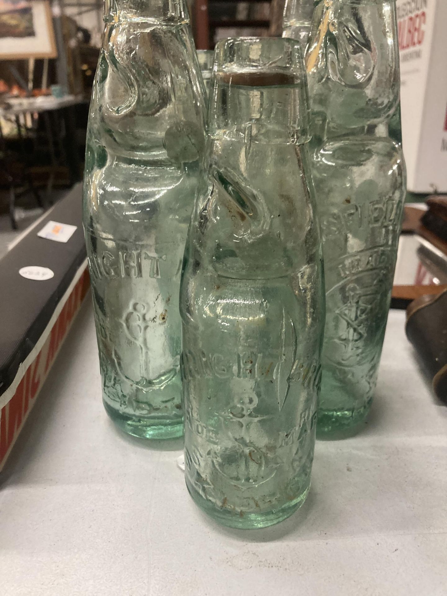 FIVE VINTAGE GLASS COD BOTTLES WITH MARBLE STOPPERS - Bild 2 aus 3
