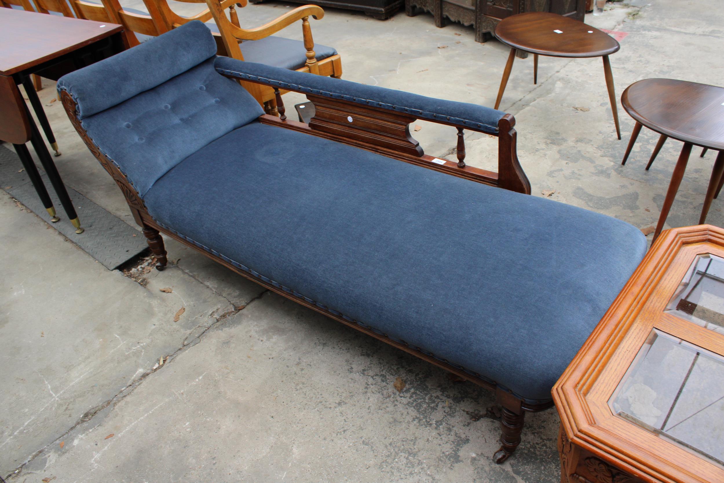 AN EDWARDIAN SATINWOOD CHAISE LONGUE