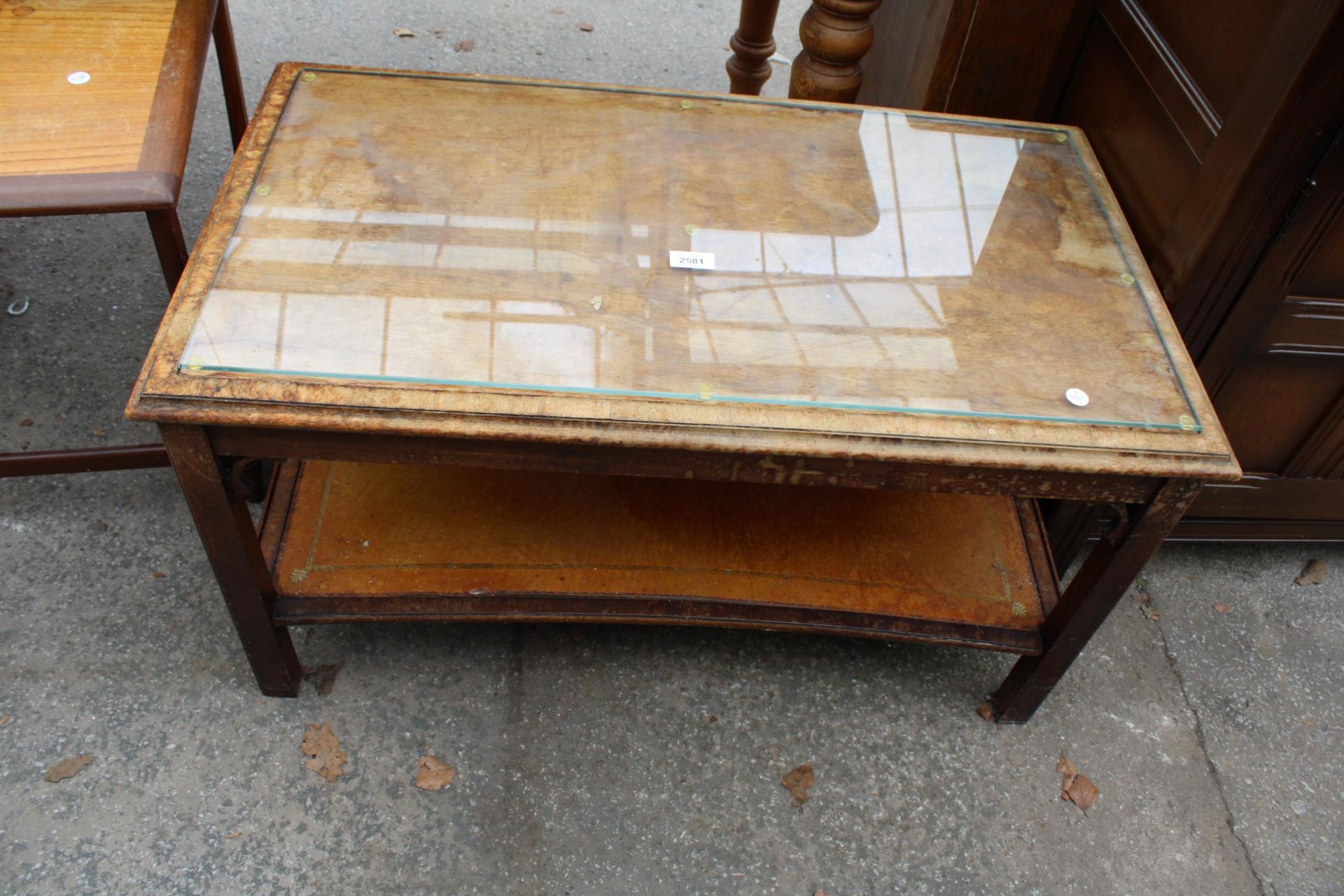 A MAHOGANY TWO TIER COFFEE TABLE