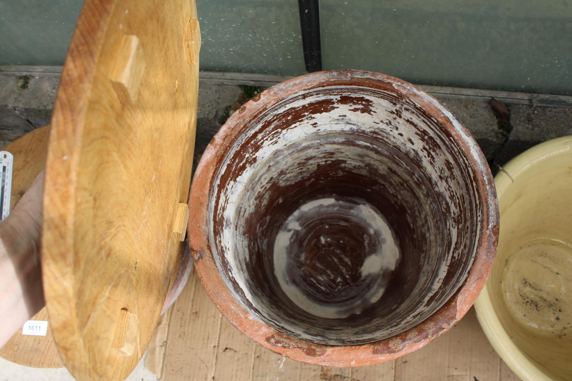 A LIDDED AND GLAZED TERRACOTTA STORAGE POT - Image 3 of 3