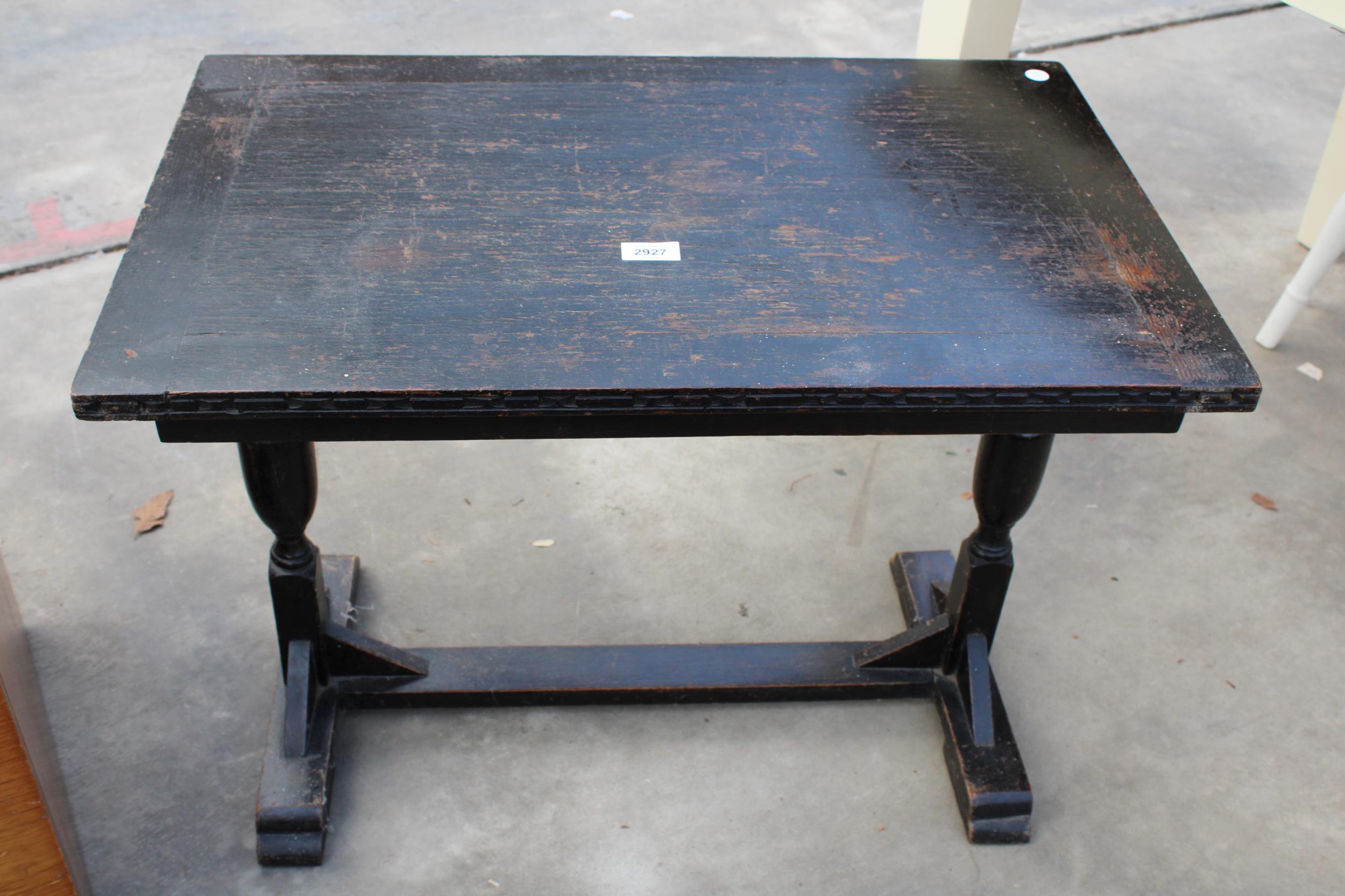 A MID 2OTH CENTURY OAK TWIN PEDESTAL COFFEE TABLE 28" X 18"