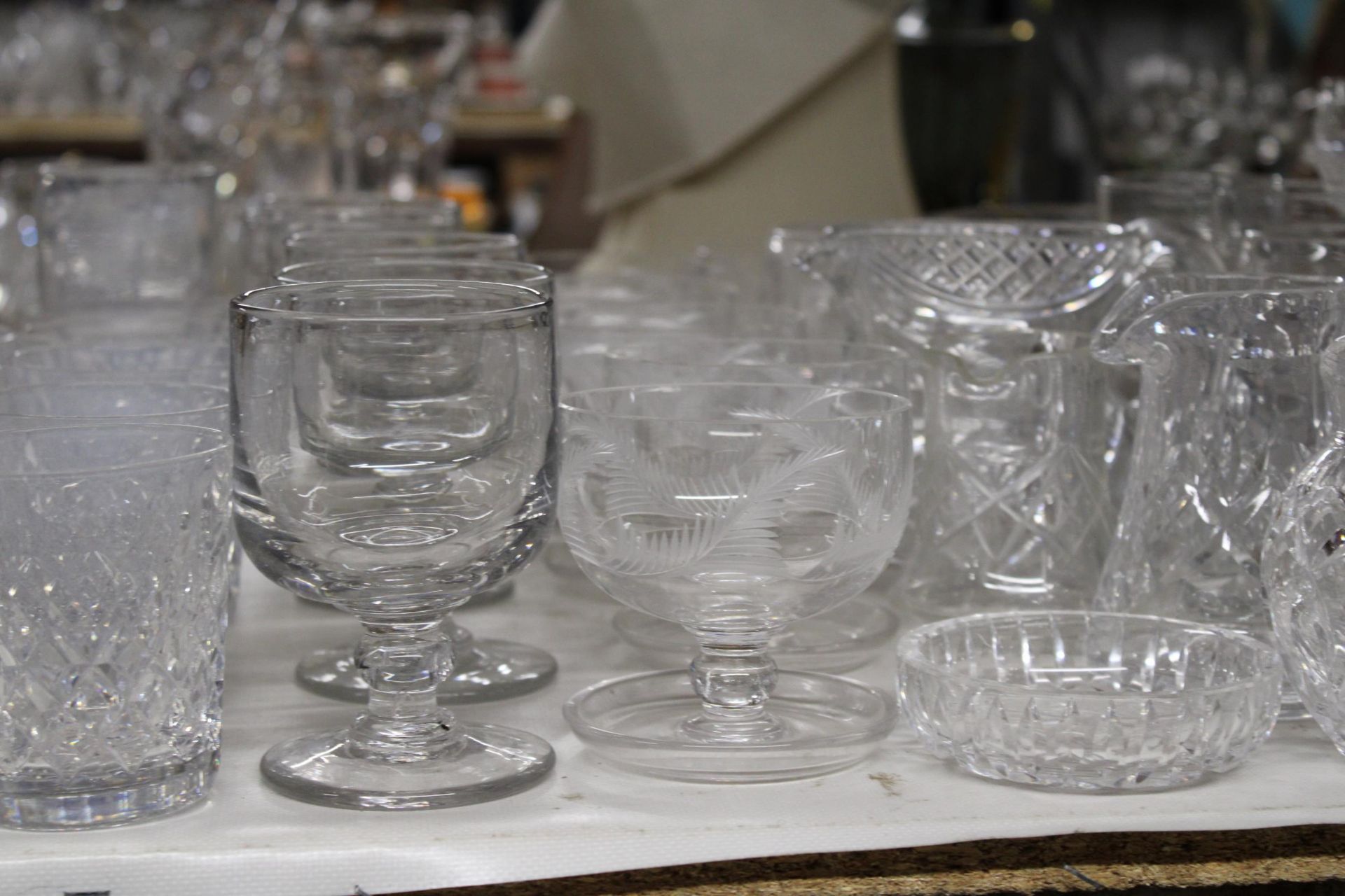 A LARGE COLLECTION OF GLASSWARE TO INCLUDE DESSERT DISHES, JUGS, WINE GLASSES ETC - Image 3 of 6
