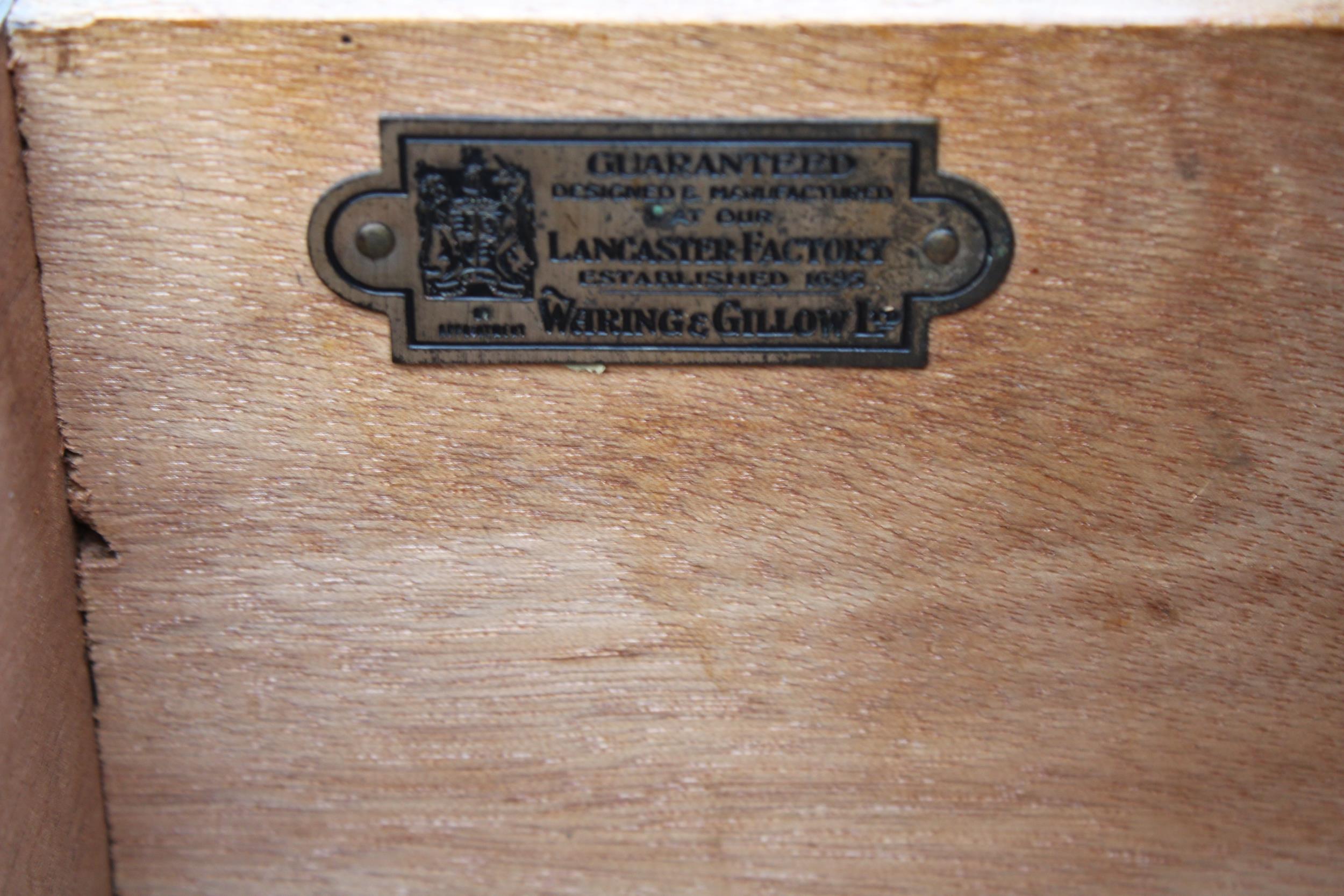 A MODERN MAHOGANY CHEST OF FIVE GRADUATED DRAWERS BEARING WARING AND GILLOW LABEL - Image 4 of 4