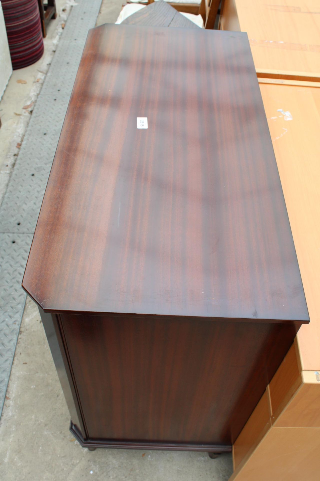 A REPRODUCTION MAHOGANY AND CROSSBANDED STRONGBOW SIDEBOARD, 36" WIDE - Image 3 of 4