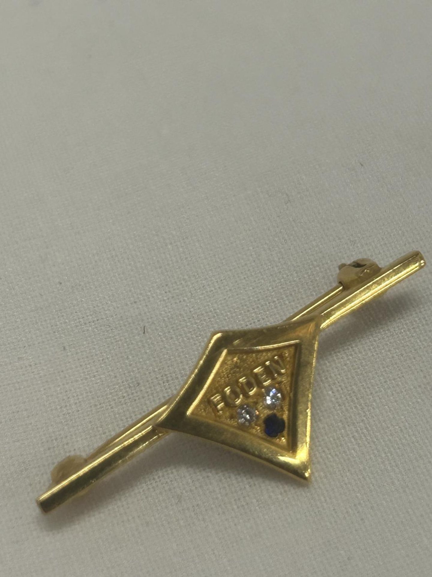 A HALLMARKED 9CT GOLD DIAMOND AND SAPPHIRE 'FODEN' BADGE WEIGHT 3.37G - Image 4 of 4